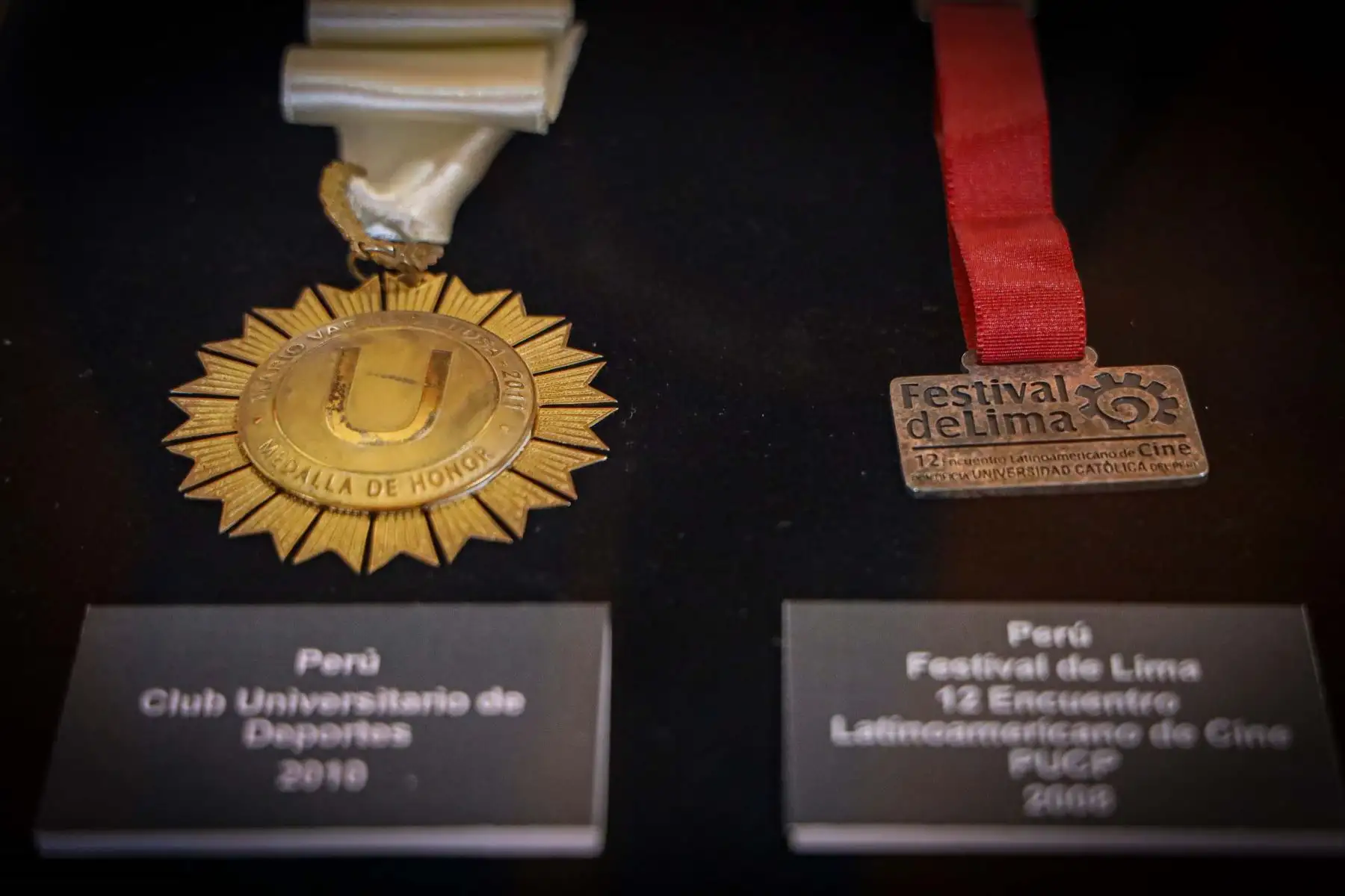 Arequipa rinde homenaje a Mario Vargas Llosa con dos días de duelo regional tras su fallecimiento a los 89 años. Cientos de ciudadanos visitaron espacios emblemáticos como su biblioteca personal y la picantería La Nueva Palomino. En la Plaza de Armas, la bandera fue izada a media asta, mientras la ciudad natal del Nobel peruano lo despide con respeto, orgullo y profunda gratitud. Foto: ANDINA/Cortesía Diego Ramos