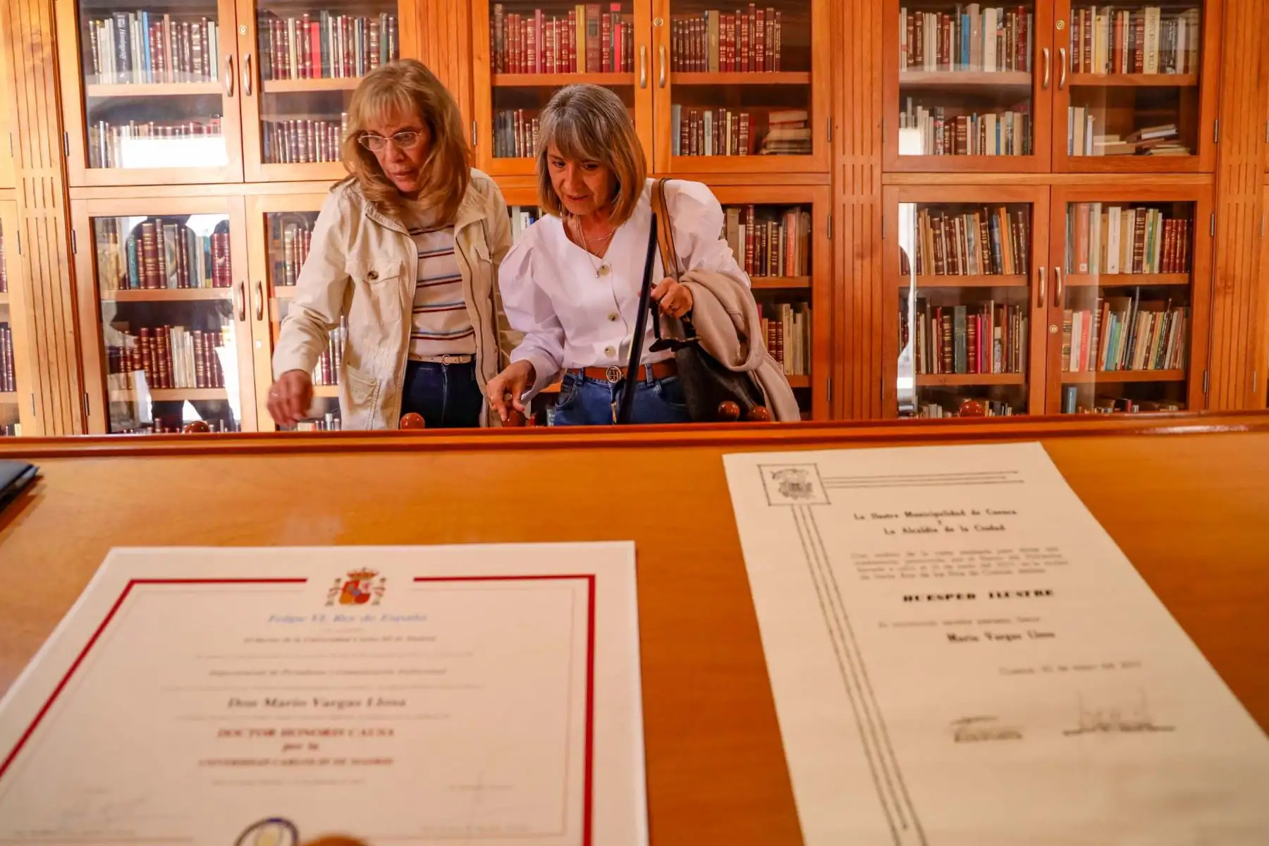Arequipa rinde homenaje a Mario Vargas Llosa con dos días de duelo regional tras su fallecimiento a los 89 años. Cientos de ciudadanos visitaron espacios emblemáticos como su biblioteca personal y la picantería La Nueva Palomino. En la Plaza de Armas, la bandera fue izada a media asta, mientras la ciudad natal del Nobel peruano lo despide con respeto, orgullo y profunda gratitud. Foto: ANDINA/Cortesía Diego Ramos