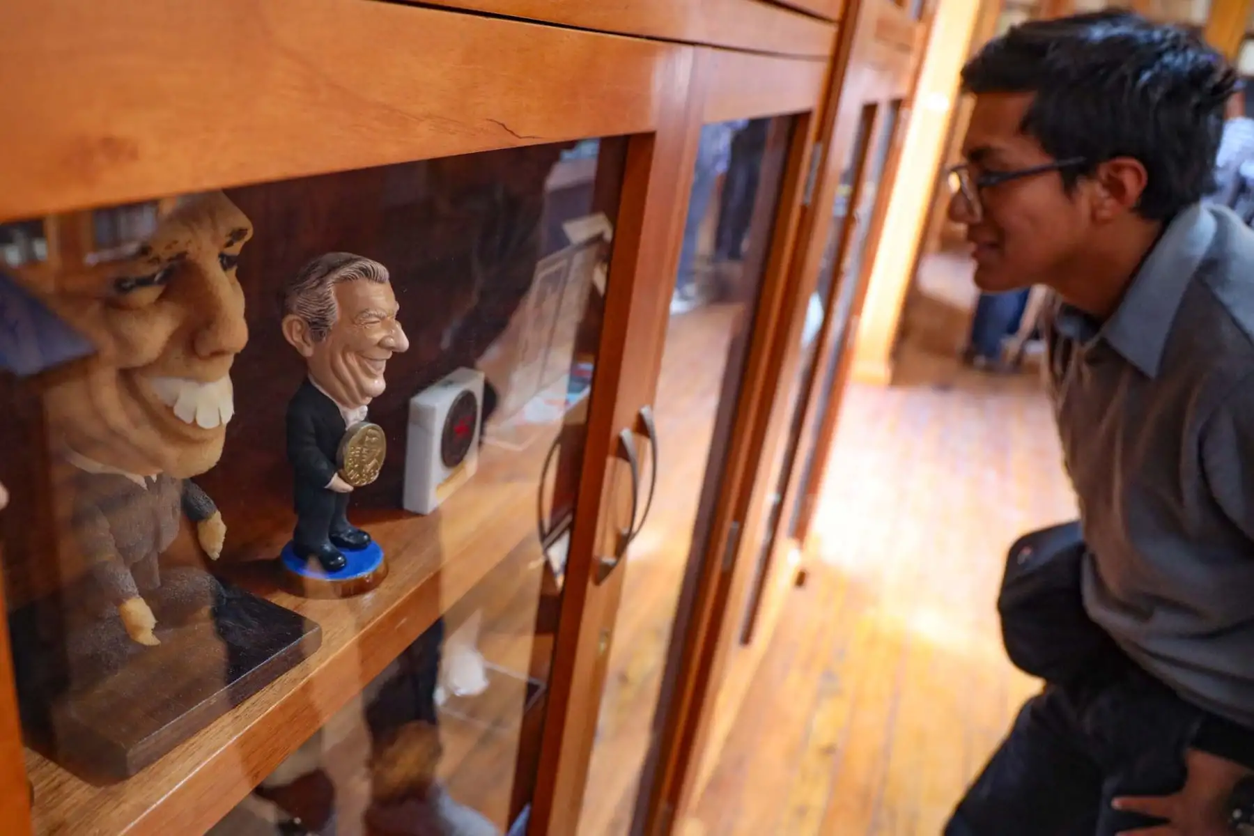 Arequipa rinde homenaje a Mario Vargas Llosa con dos días de duelo regional tras su fallecimiento a los 89 años. Cientos de ciudadanos visitaron espacios emblemáticos como su biblioteca personal y la picantería La Nueva Palomino. En la Plaza de Armas, la bandera fue izada a media asta, mientras la ciudad natal del Nobel peruano lo despide con respeto, orgullo y profunda gratitud. Foto: ANDINA/Cortesía Diego Ramos