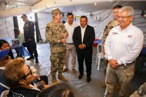El ministro de Defensa, Walter Astudillo Chávez, acompañado del comandante general de la Marina de Guerra, Almirante Luis José Polar Figari, para supervisar el último día de atenciones.