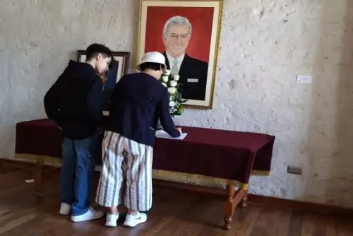 Biblioteca Regional Mario Vargas Llosa recibirá 5 mil libros más donados por el escritor arequipeño.