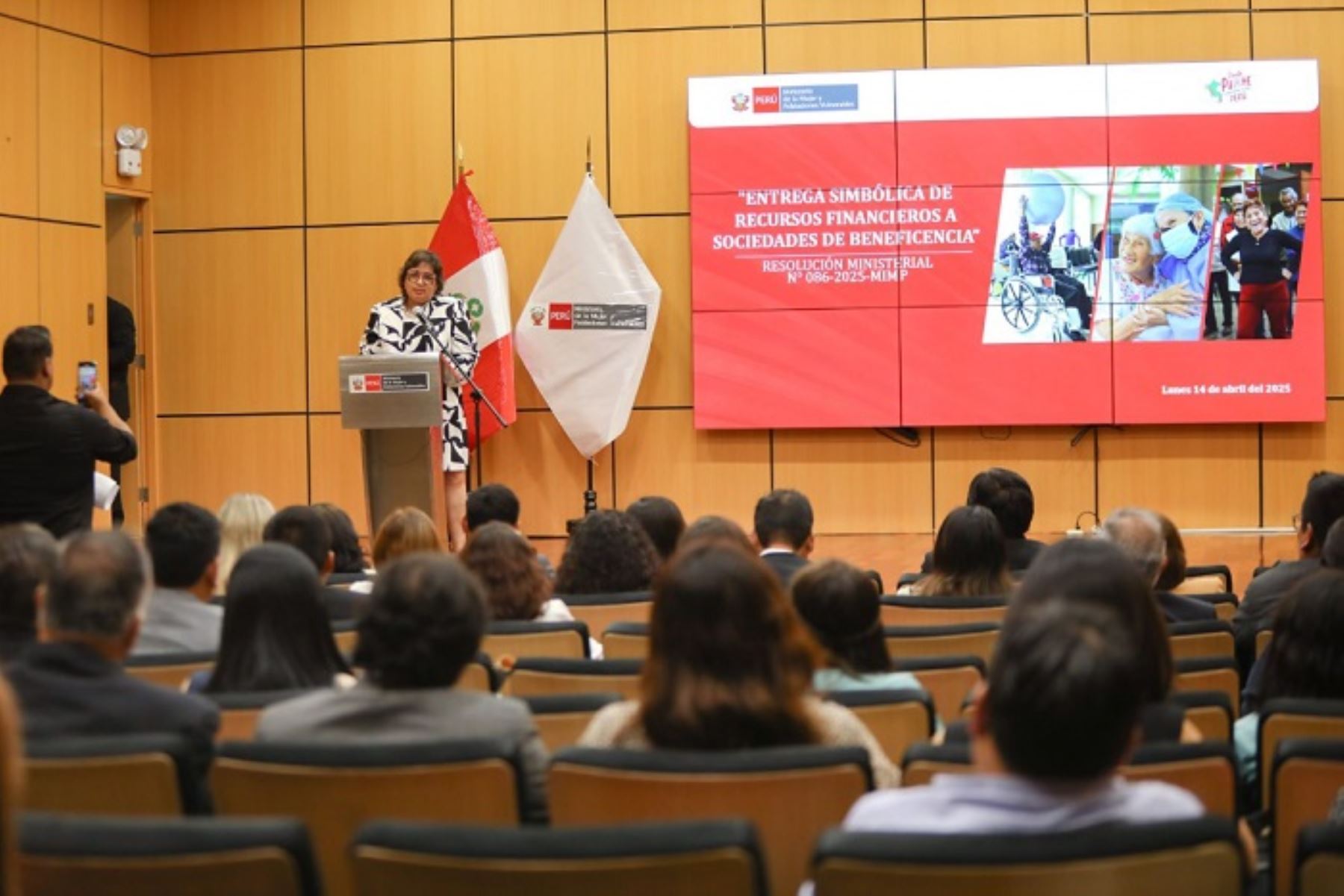 Estos recursos provienen del 1% de la venta bruta de los juegos de lotería y similares, de acuerdo con los lineamientos aprobados por la Resolución Ministerial N.º 372-2024-MIMP.