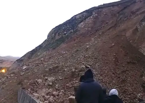 Decenas de vehículos, como camiones, buses interprovinciales y particulares, se encuentran varados en la Carretera Central tras ocurrir un deslizamiento en el tramo La Oroya-Huancayo, región Junín. ANDINA/difusión