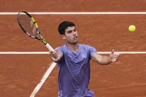 El tenista español Carlos Alcaraz durante su partido de primera ronda contra el tenista estadounidense Ethan Quinn en el Barcelona Open Banc Sabadell. Foto: EFE
