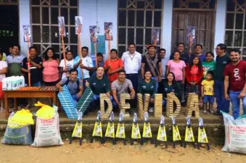 Devida brinda herramientas e insumos para promover el crecimiento de raíces del cacao más fuertes y saludables. Foto: Devida