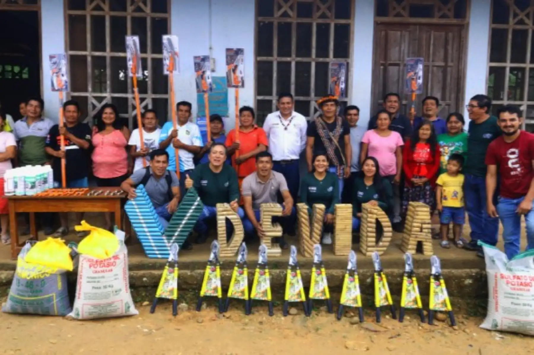 Devida brinda herramientas e insumos para promover el crecimiento de raíces del cacao más fuertes y saludables. Foto: Devida