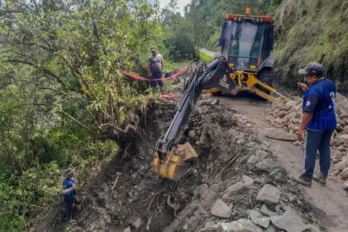 Para restablecer el tránsito vehicular, se retiraron escombros de las carreteras o se conformaron las plataformas de las vías.