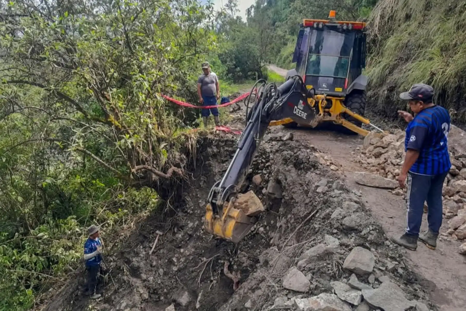 Para restablecer el tránsito vehicular, se retiraron escombros de las carreteras o se conformaron las plataformas de las vías.