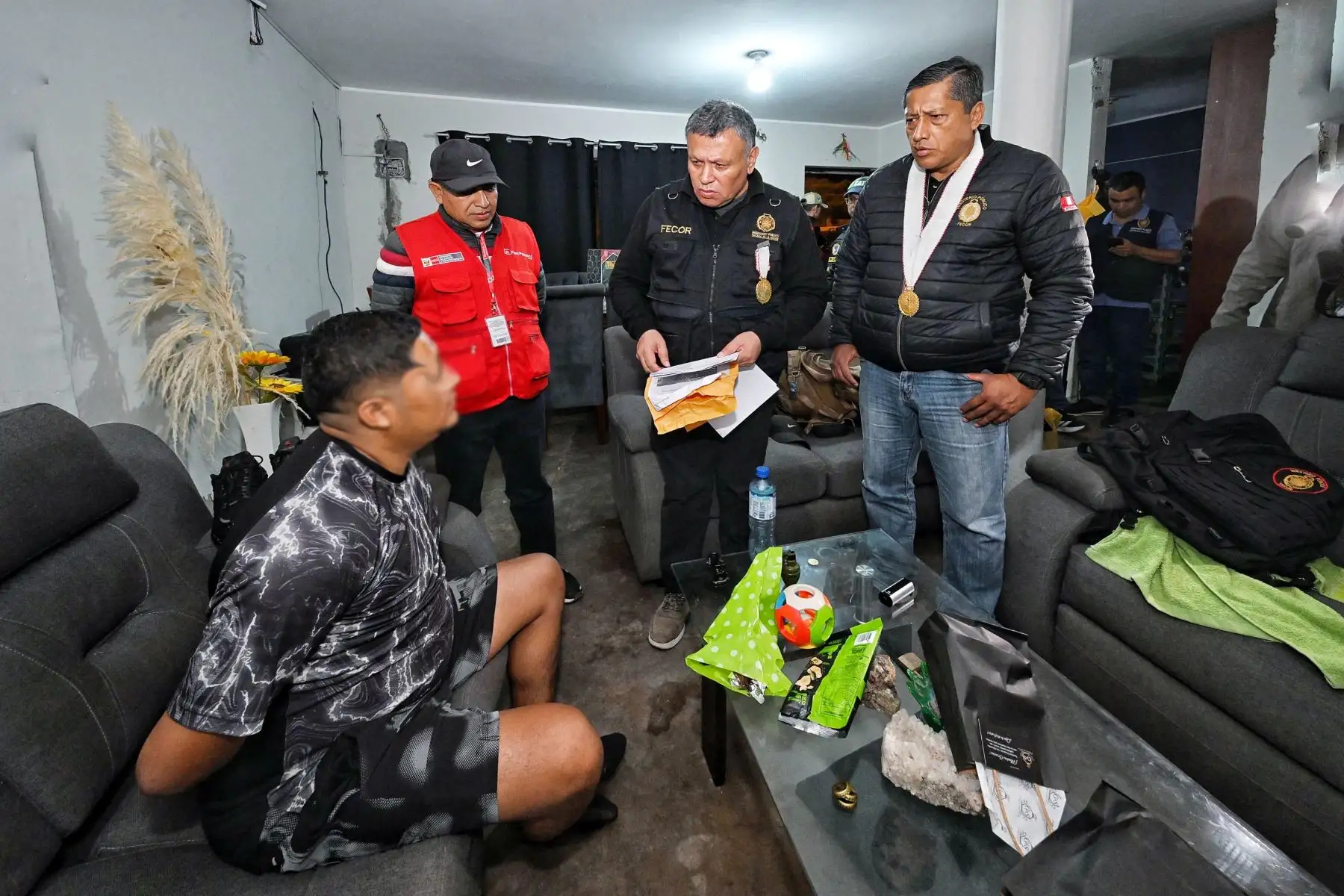 Fiscalía Provincial Corporativa Especializada contra la Criminalidad Organizada de Lima Noroeste - Equipo 3 ejecuta la detención preliminar judicial de cuatro presuntos miembros de la banda criminal Los Gatilleros de Ancón. Foto: Difusión