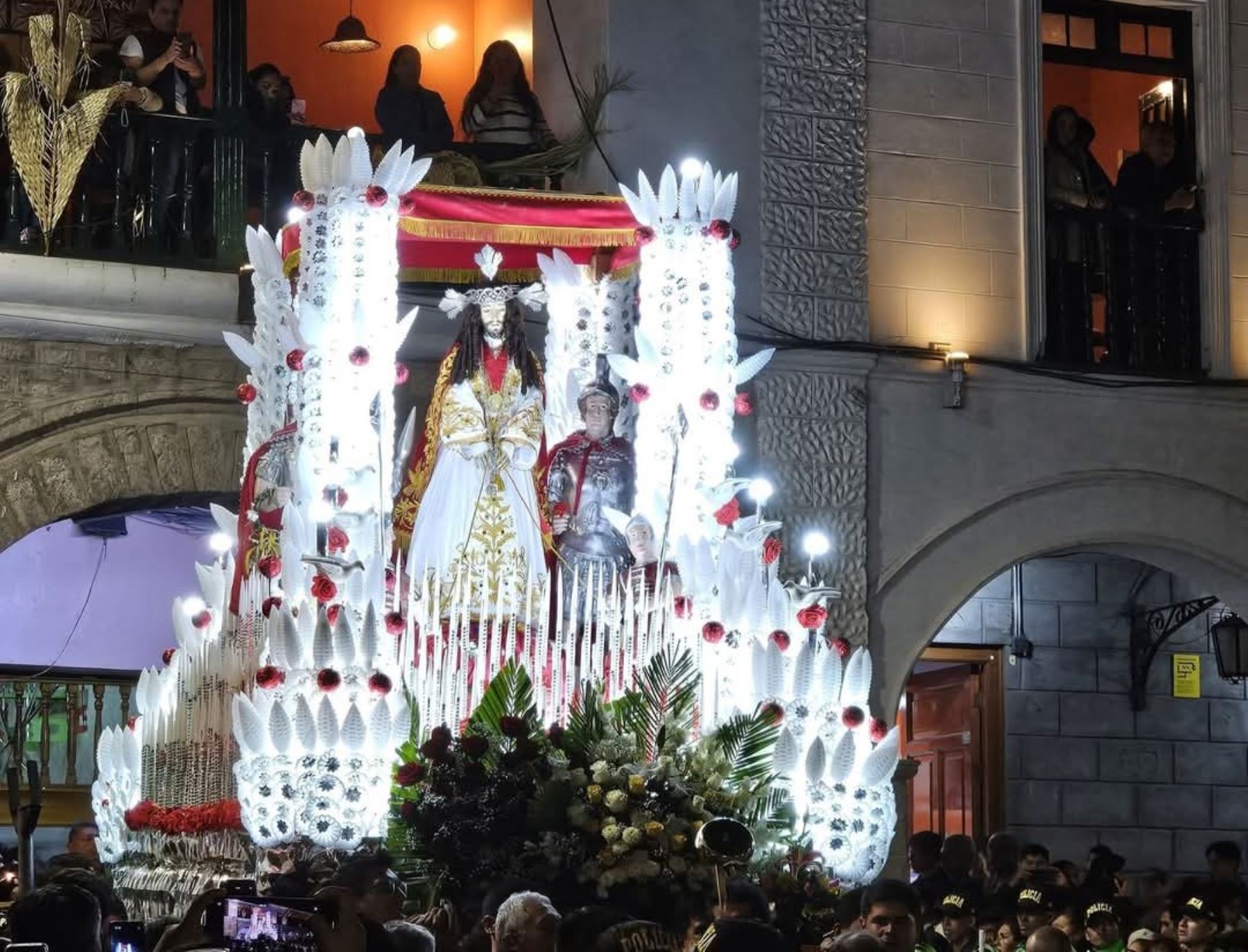 El impresionante fervor religioso caracteriza la Semana Santa en Ayacucho, como se demostró en la procesión del Señor de la Sentencia este Martes Santo. ANDINA/Difusión