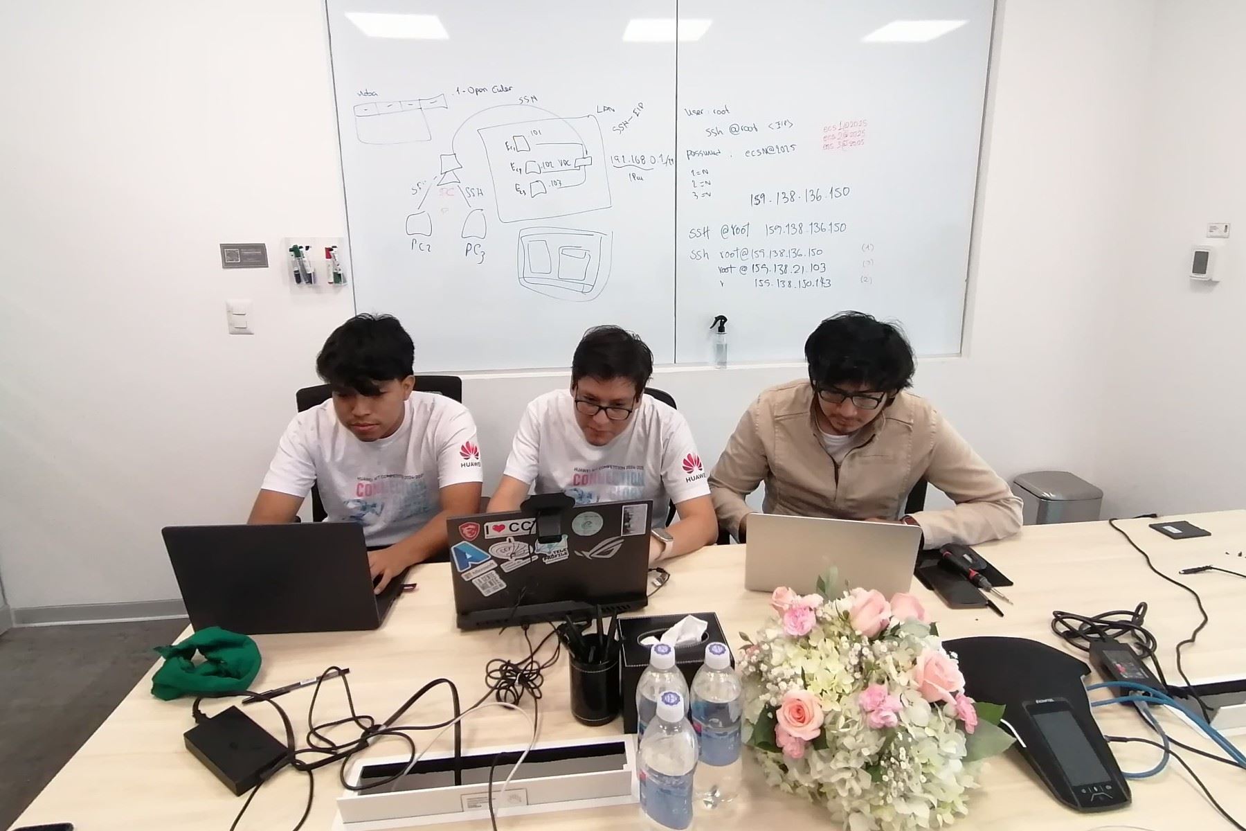 Cada equipo demostró sus conocimientos técnicos en redes, computación en la nube y procesamiento de datos para avanzar a la siguiente fase de la competencia.