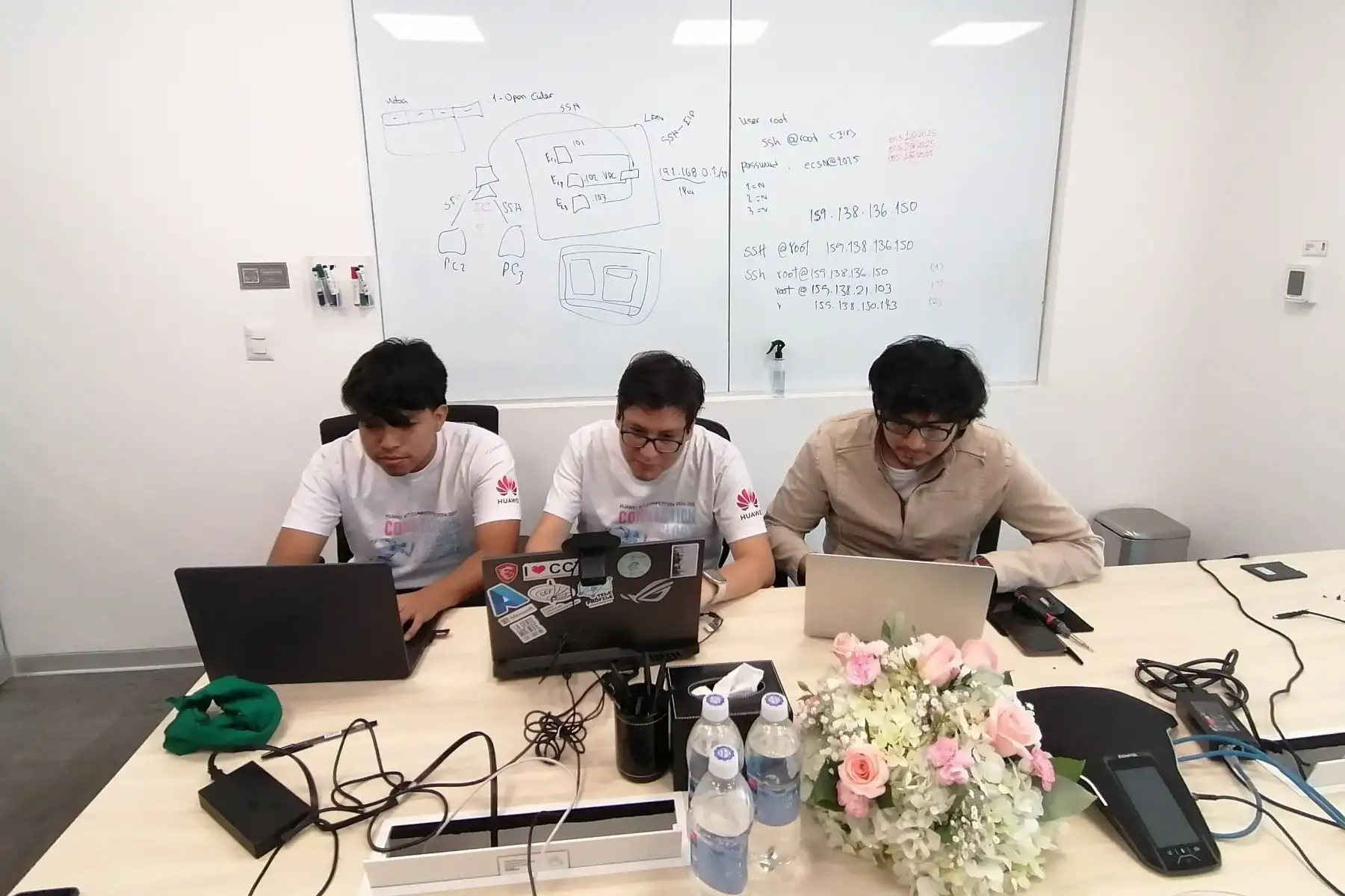 Cada equipo demostró sus conocimientos técnicos en redes, computación en la nube y procesamiento de datos para avanzar a la siguiente fase de la competencia.