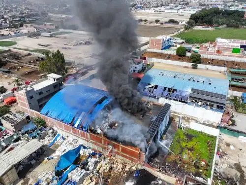 Un incendio de gran magnitud se registra en un almacén del fundo San Vicente, en Lurín, a la altura del kilómetro 35 de la Antigua Panamericana Sur. Durante la emergencia, se produjo una fuerte explosión que afectó viviendas cercanas. Más de 20 unidades de bomberos acuden al lugar. Hasta el momento, no se han reportado heridos ni víctimas mortales. Foto: ANDINA/Braian Reyna