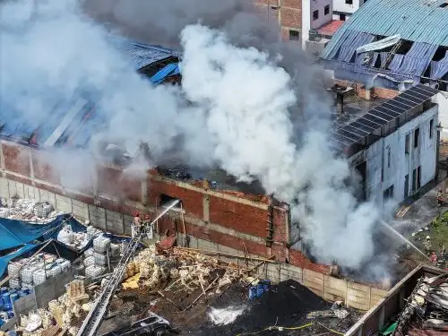 Un incendio de gran magnitud se registra en un almacén del fundo San Vicente, en Lurín, a la altura del kilómetro 35 de la Antigua Panamericana Sur. Foto: ANDINA/Braian Reyna