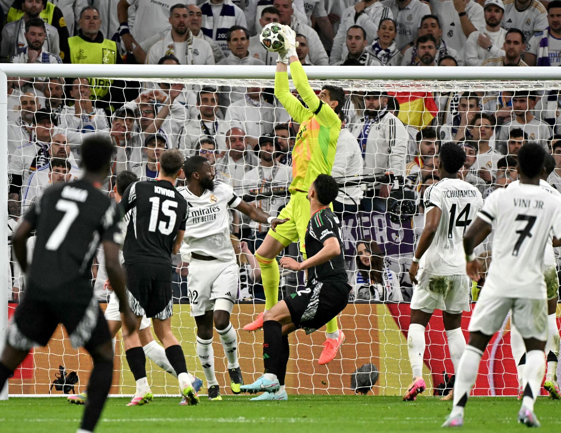 El portero belga  del Real Madrid, Thibaut Courtois, atrapa el balón durante el partido de vuelta de los cuartos de final de la UEFA Champions League entre el Real Madrid CF y el Arsenal. AFP