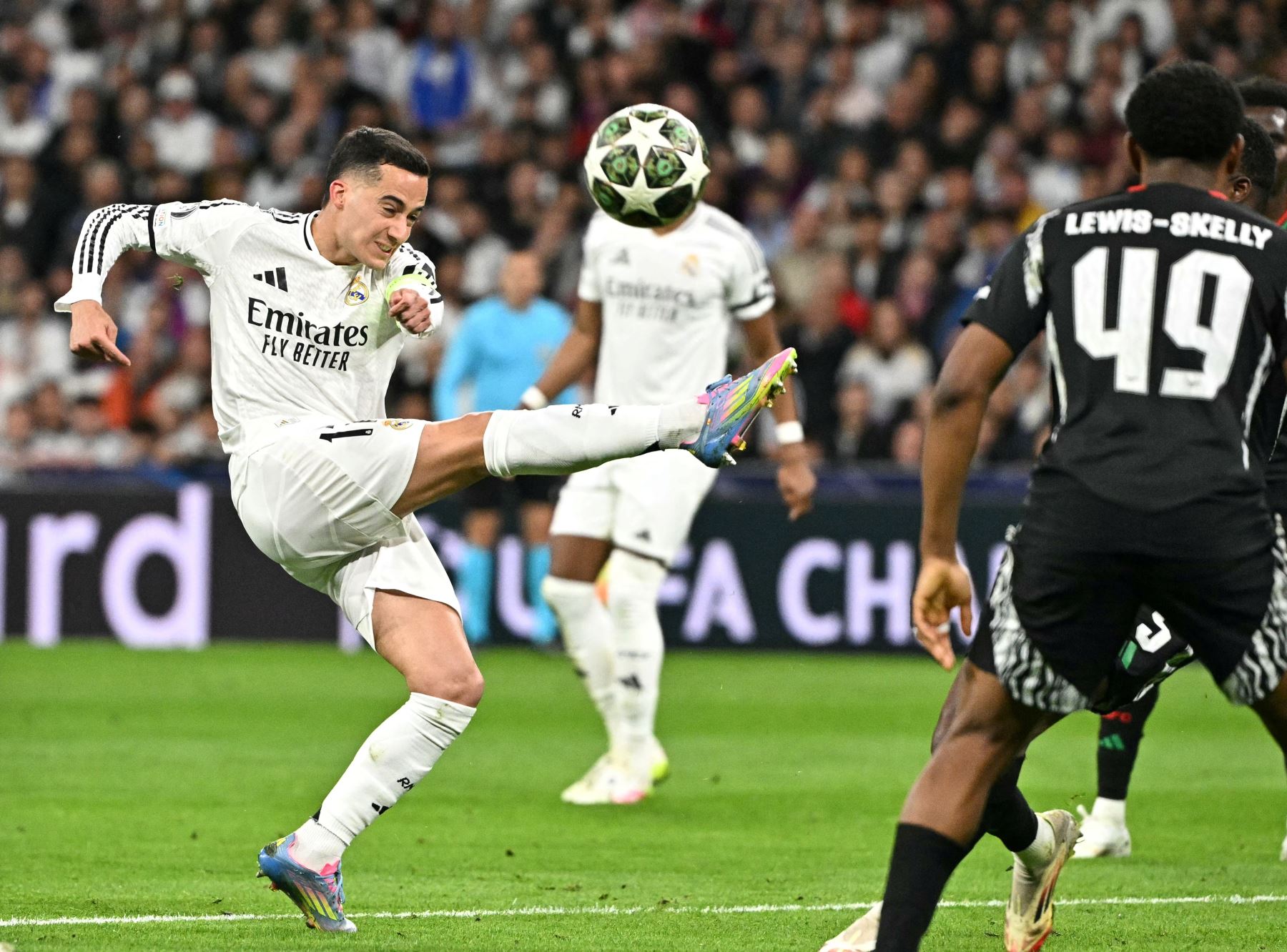 El defensa español  del Real Madrid, Lucas Vázquez, patea el balón durante el partido de vuelta de los cuartos de final de la UEFA Champions League entre el Real Madrid CF y el Arsenal. AFP