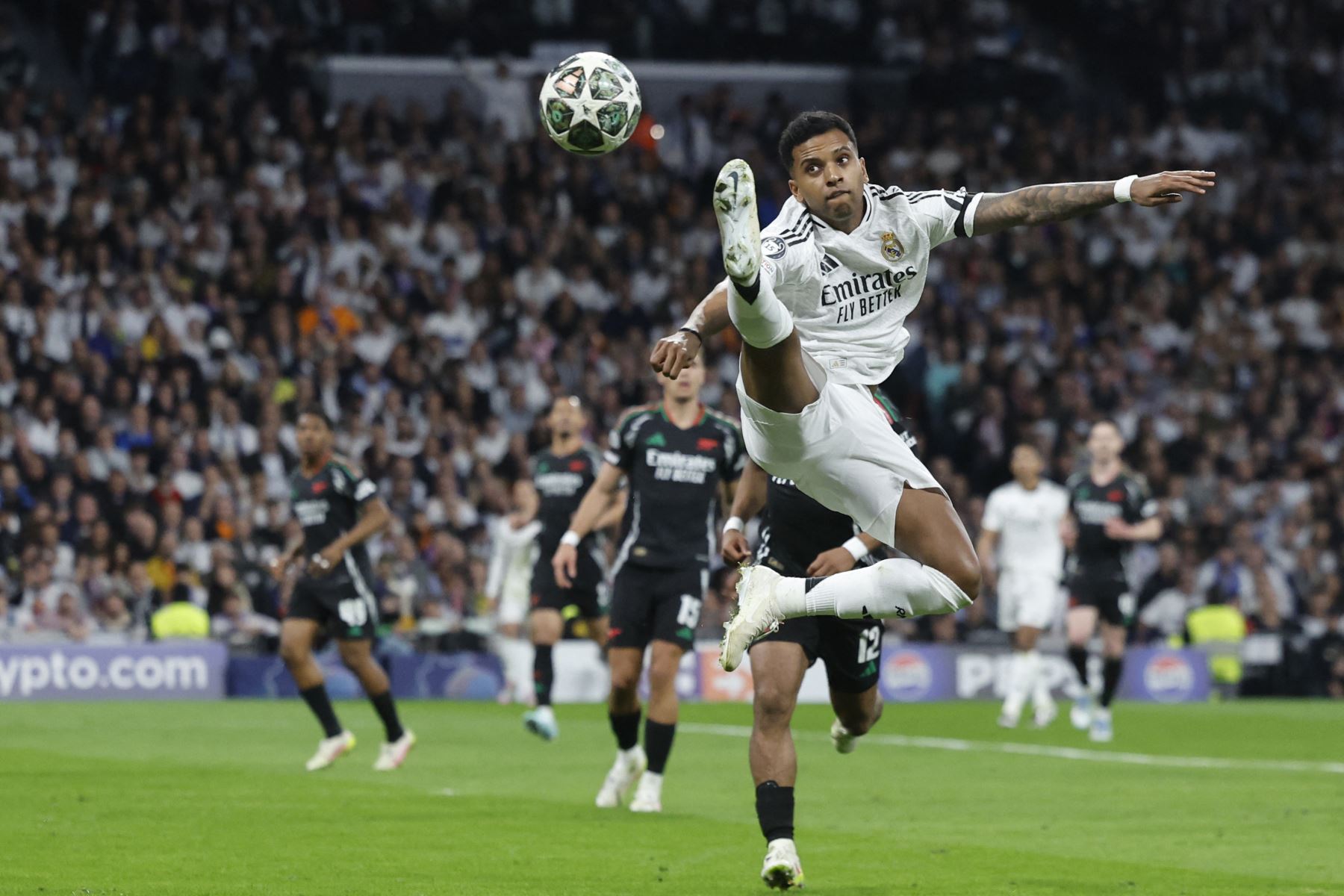 El delantero brasileño  del Real Madrid, Rodrygo, patea el balón durante el partido de vuelta de los cuartos de final de la UEFA Champions League entre el Real Madrid CF y el Arsenal. AFP