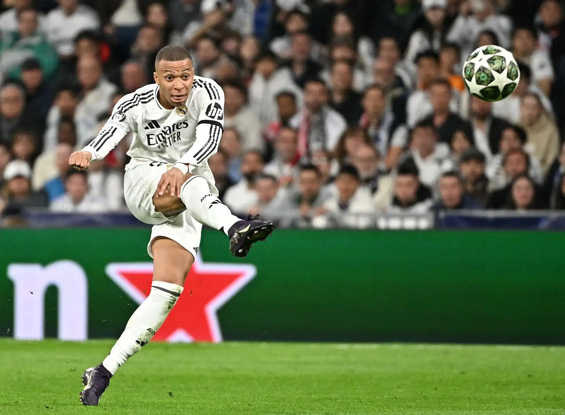El delantero francés  del Real Madrid, Kylian Mbappé, patea el balón durante el partido de vuelta de los cuartos de final de la UEFA Champions League entre el Real Madrid CF y el Arsenal. AFP