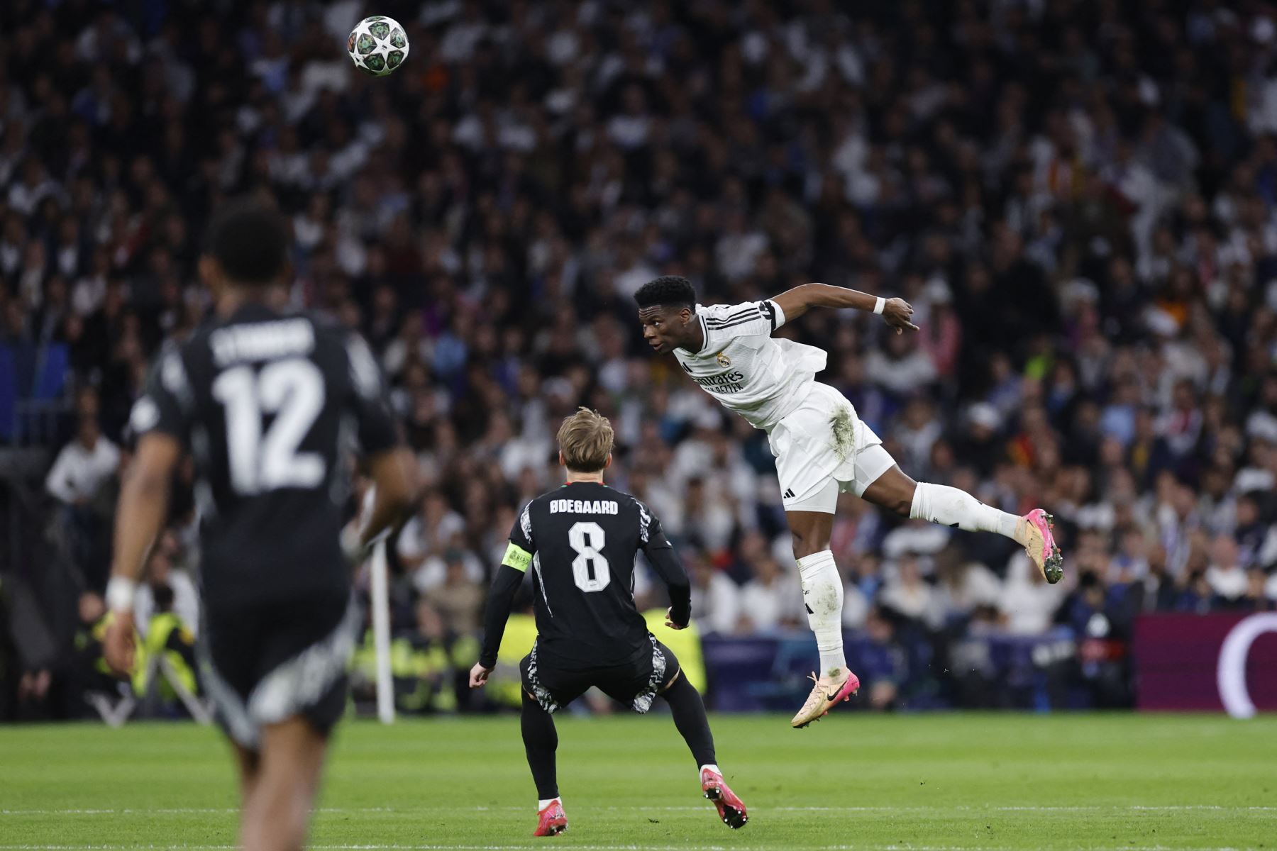 El centrocampista francés  del Real Madrid Aurelien Tchouameni cabecea el balón durante el partido de vuelta de los cuartos de final de la UEFA Champions League entre el Real Madrid CF y el Arsenal. AFP