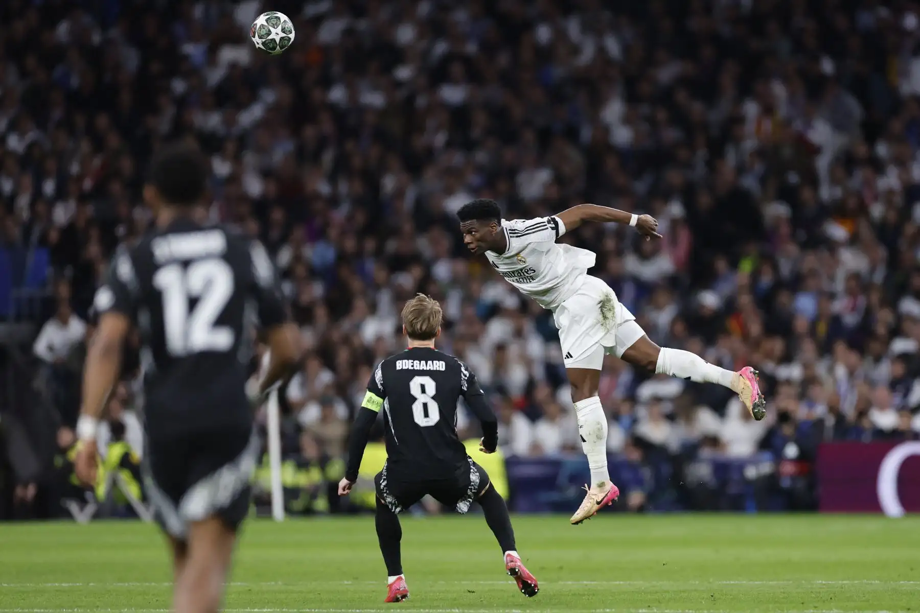El centrocampista francés  del Real Madrid Aurelien Tchouameni cabecea el balón durante el partido de vuelta de los cuartos de final de la UEFA Champions League entre el Real Madrid CF y el Arsenal. AFP