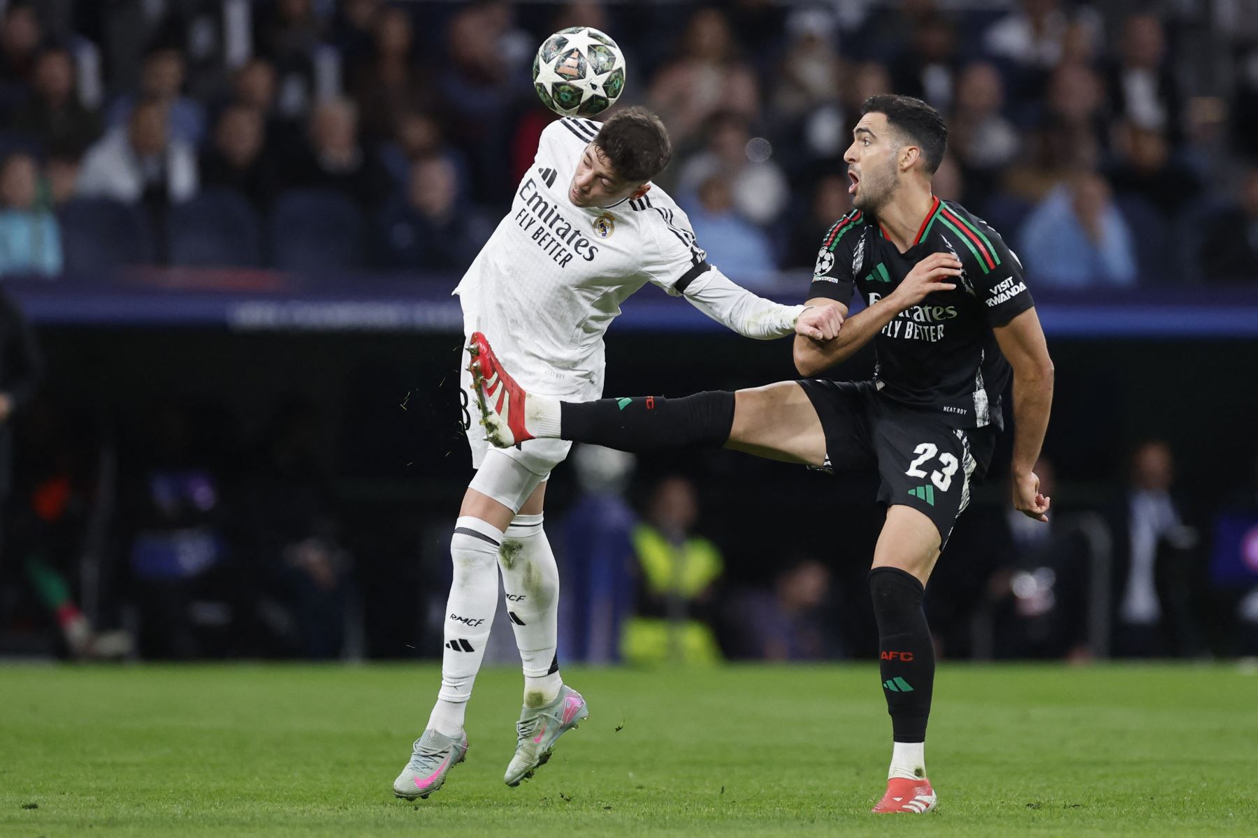 El centrocampista uruguayo  del Real Madrid Federico Valverde y el centrocampista español  del Arsenal Mikel Merino luchan por el balón durante el partido de vuelta de los cuartos de final de la UEFA Champions League entre el Real Madrid CF y el Arsenal. AFP