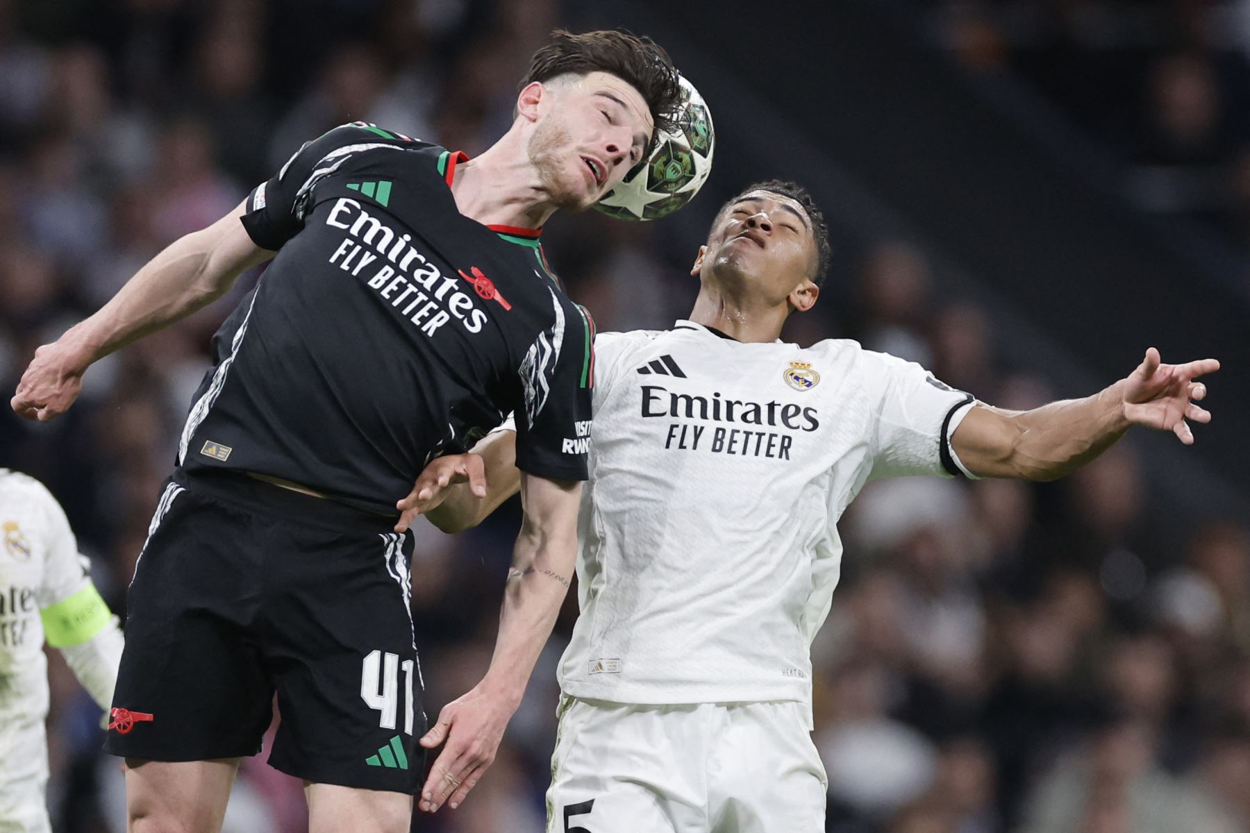 El centrocampista inglés del Arsenal Declan Rice  y el centrocampista inglés del Real Madrid  Jude Bellingham compiten por un cabezazo durante el partido de vuelta de los cuartos de final de la UEFA Champions League entre el Real Madrid CF y el Arsenal. AFP