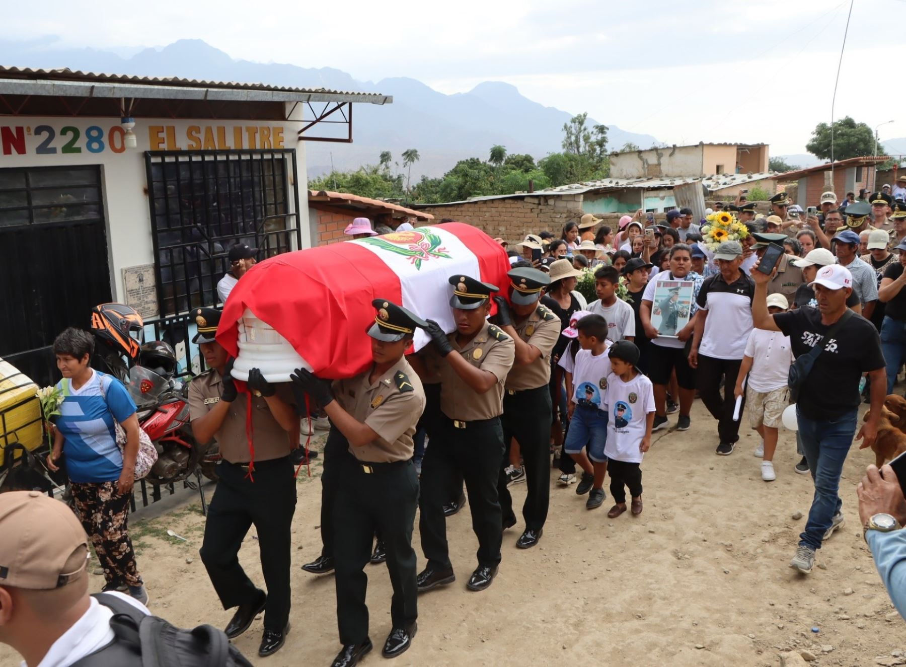 Familiares, amigos, colegas y autoridades dieron el último adiós al suboficial de la Policía Nacional del Perú (PNP), Alfred Ronald Acevedo Cotrina, quien perdió la vida, tras ser alcanzado en un fuego cruzado por disparos de un sujeto en Pataz, La Libertad. ANDINA/Difusión