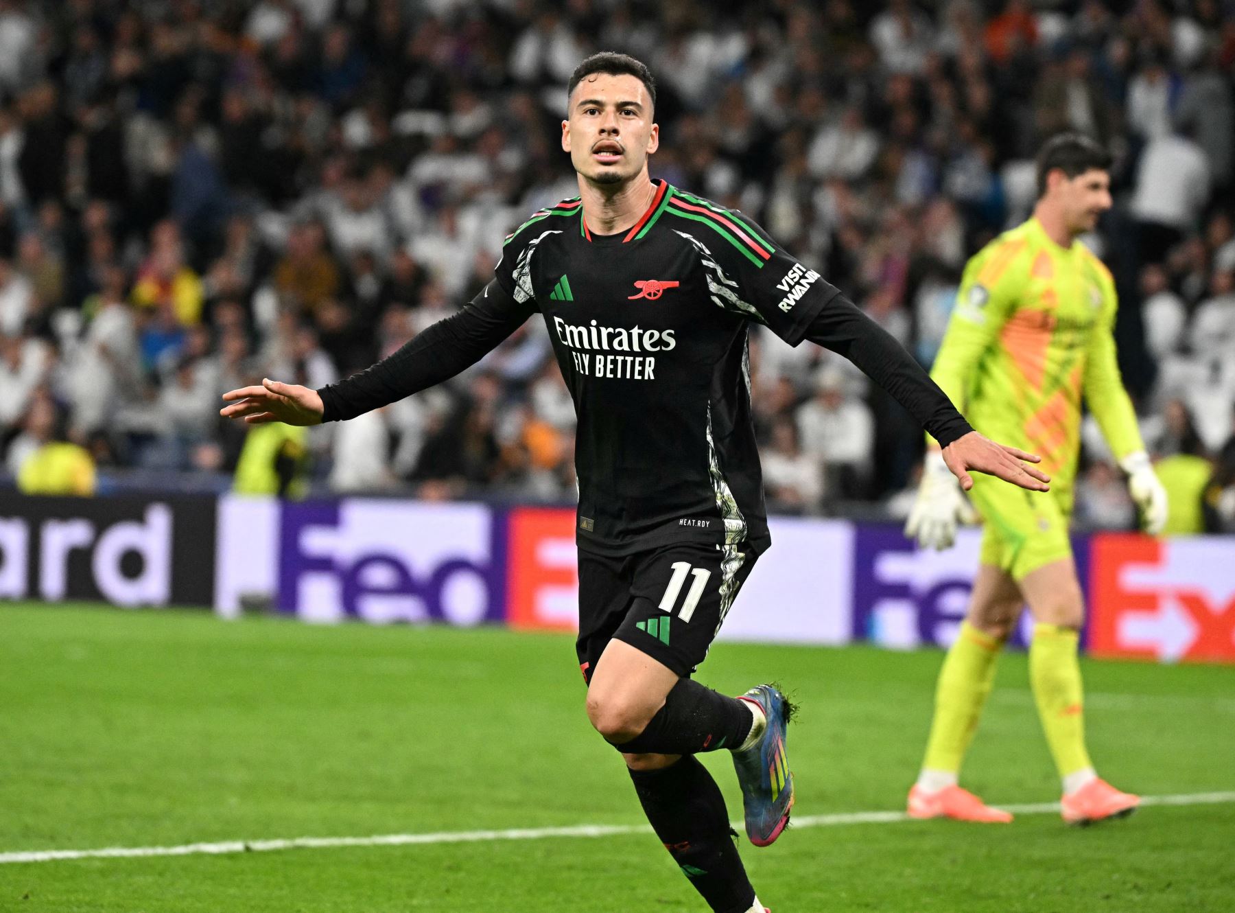 El centrocampista brasileño  del Arsenal, Gabriel Martinelli, celebra el segundo gol de su equipo durante el partido de vuelta de los cuartos de final de la UEFA Champions League entre el Real Madrid CF y el Arsenal. Foto: AFP