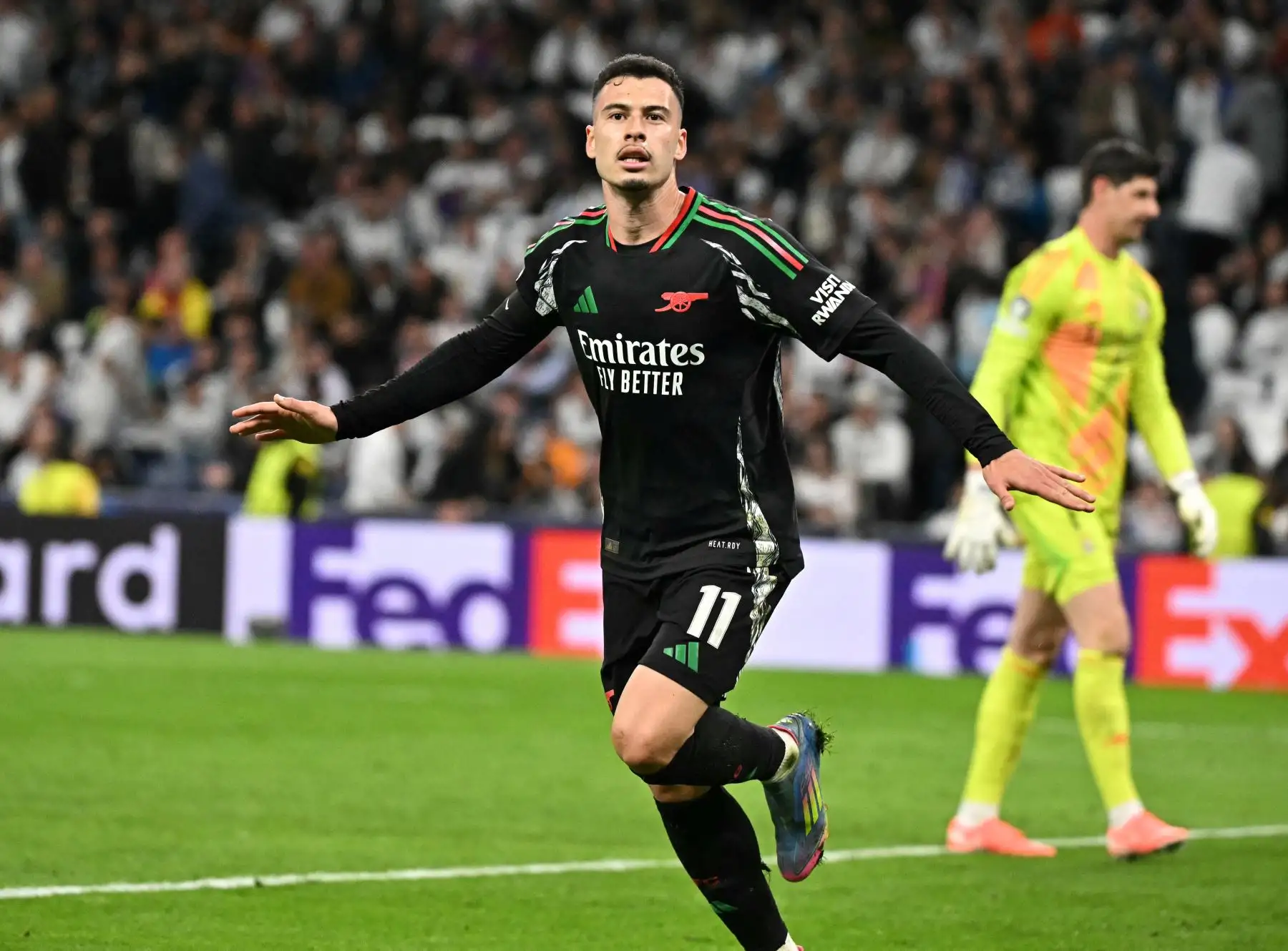 El centrocampista brasileño  del Arsenal, Gabriel Martinelli, celebra el segundo gol de su equipo durante el partido de vuelta de los cuartos de final de la UEFA Champions League entre el Real Madrid CF y el Arsenal. Foto: AFP