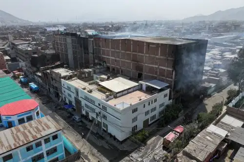 Desde la azotea de la Casa Hogar, los Bomberos Voluntarios del Perú tuvieron que controlar el fuego.Foto: ANDINA/Braian Reyna