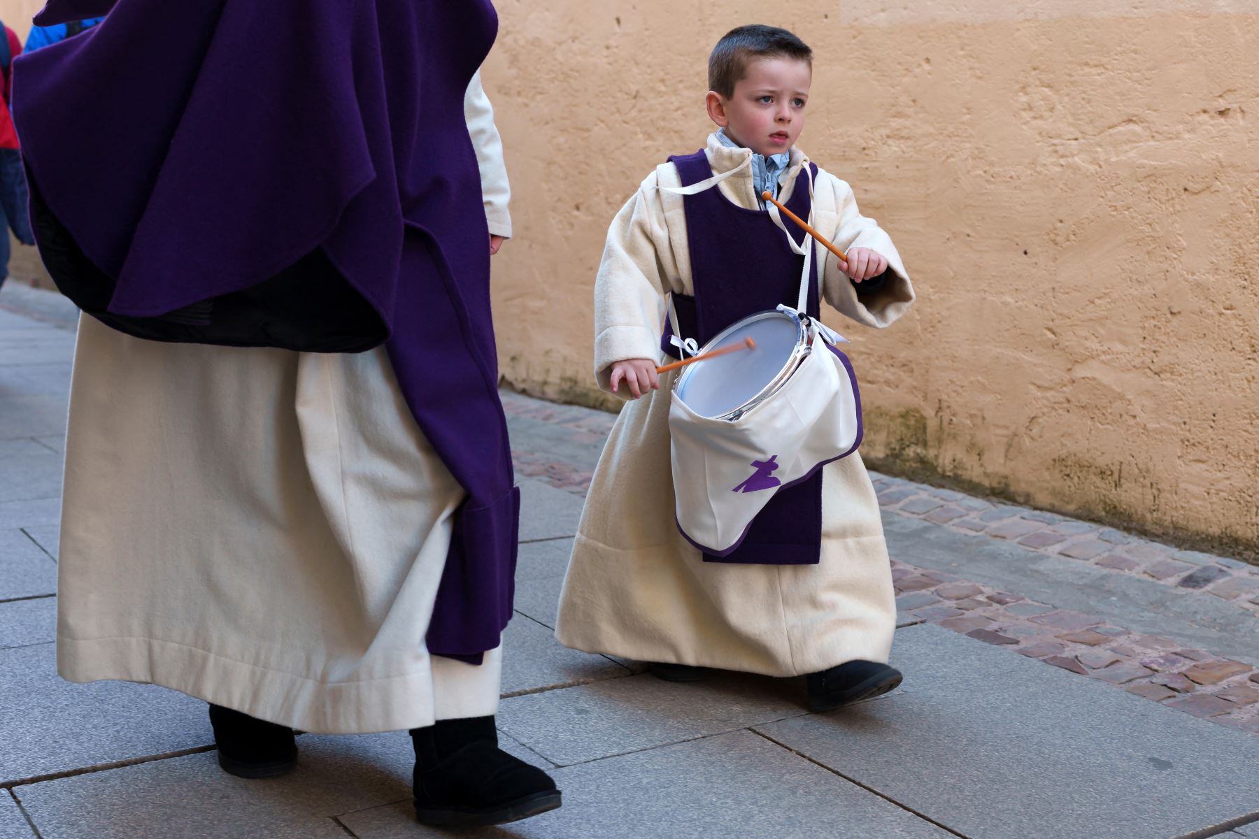 Davinia Temprano camina con su hijo Thiago antes de participar por primera vez en la procesión de la hermandad de Jesús del Vía Crucis durante las celebraciones de Semana Santa en la ciudad de Zamora, España. Foto: AFP