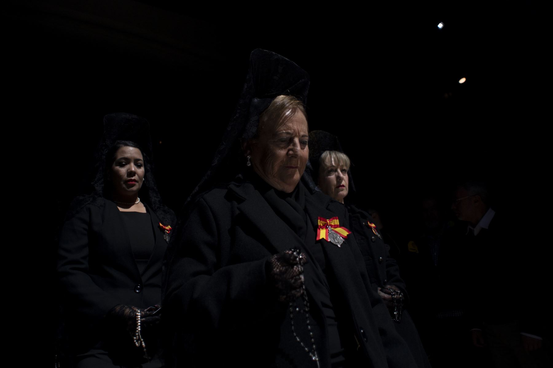 Mujeres penitentes con mantilla participan en la procesión del Miércoles Santo del Cristo de los Gitanos en Granada. AFP
