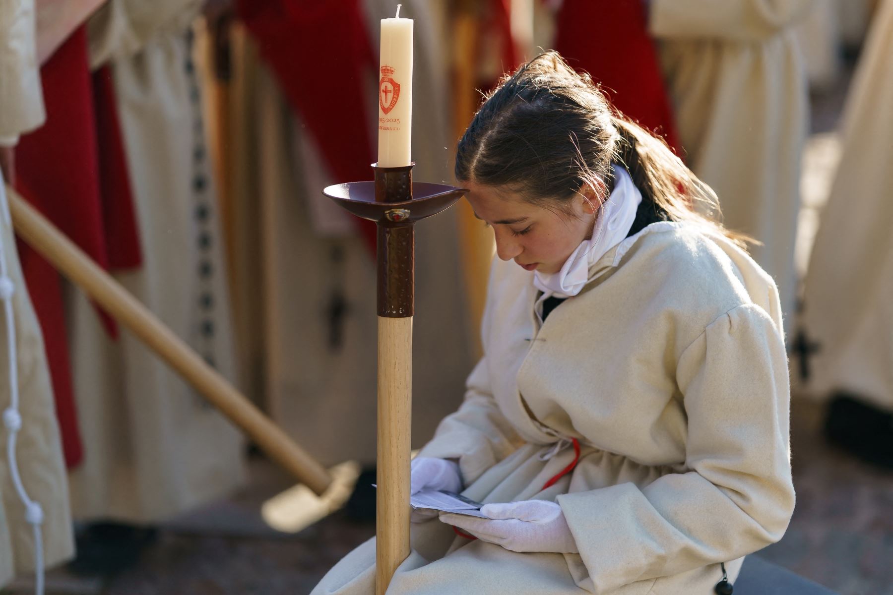 Un miembro de la Real Hermandad del Santísimo Cristo de las Injurias se encuentra fuera de la catedral para tomar un voto de silencio antes de la Procesión del Silencio del Miércoles Santo, en la ciudad de Zamora, al noroeste de España. AFP
