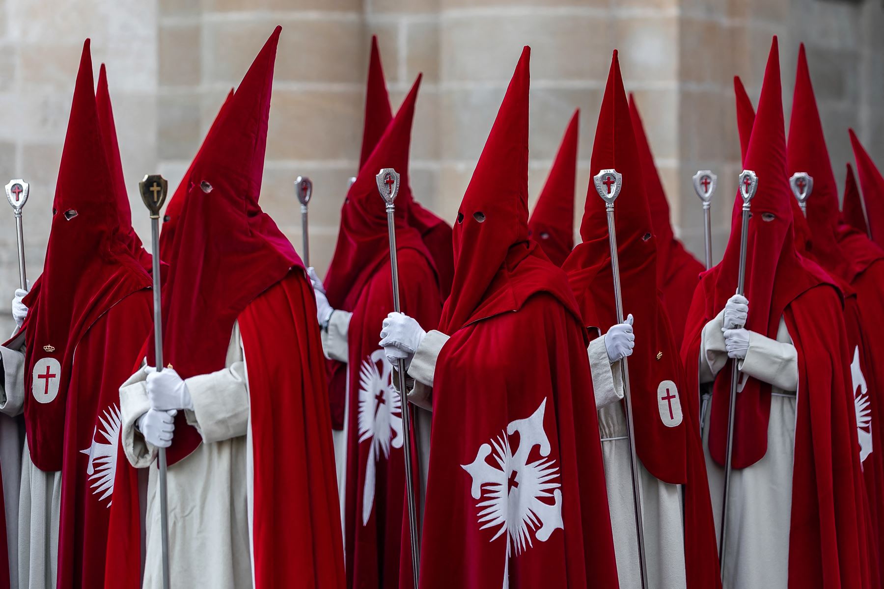 Miembros de la Real Hermandad del Santísimo Cristo de las Injurias se encuentran fuera de la catedral para hacer voto de silencio antes de participar en la Procesión del Silencio del Miércoles Santo. AFP