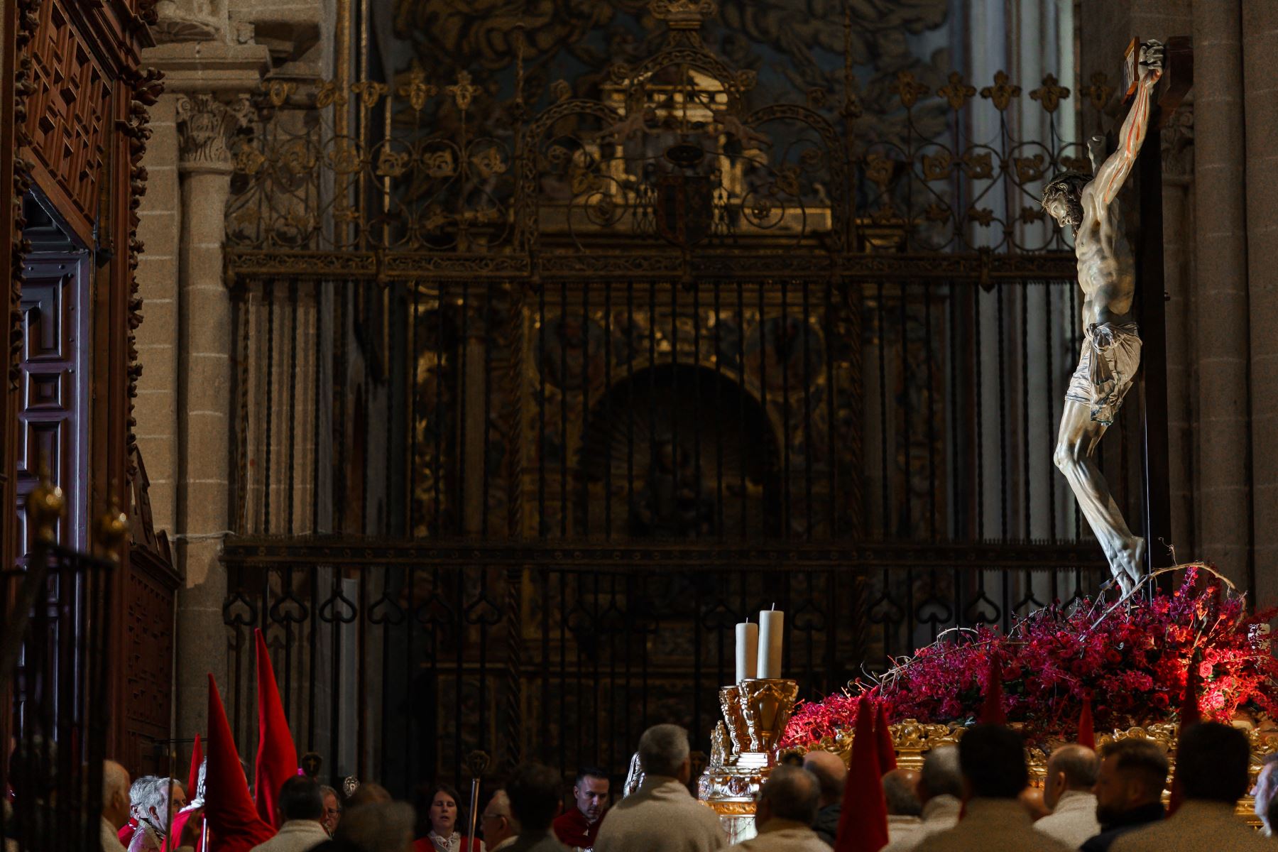 Penitentes de la Real Hermandad del Santísimo Cristo de las Injurias, Cofradía del Silencio caminan hacia el exterior de la catedral antes de participar en la procesión, que fue suspendida debido a la lluvia, durante la Semana Santa en la ciudad de Zamora, en el noroeste de España.