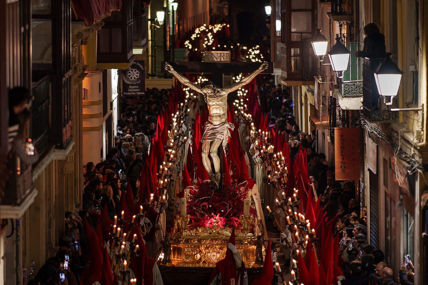 Miembros de la Real Hermandad del Santísimo Cristo de las Injurias participan en la Procesión del Silencio del Miércoles Santo, en la ciudad de Zamora, en el noroeste de España. AFP