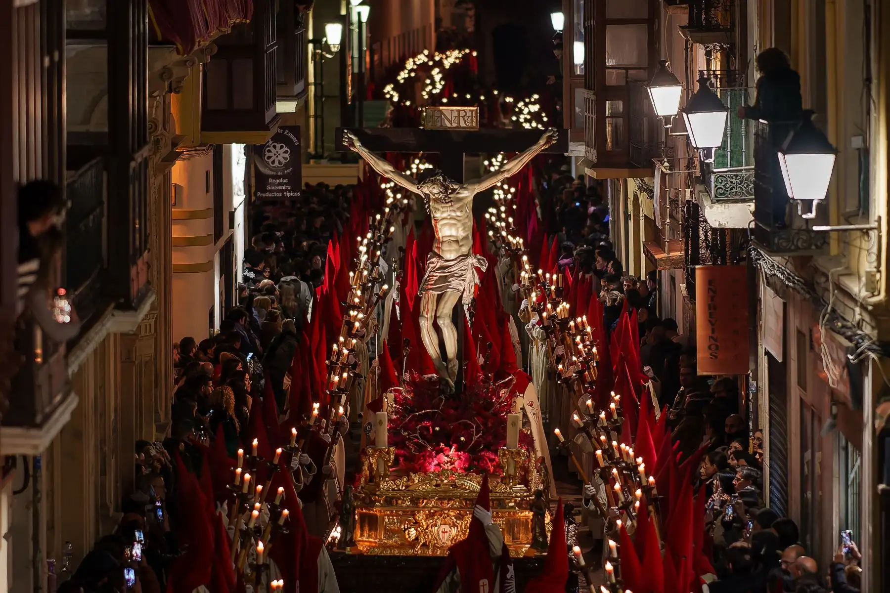 Miembros de la Real Hermandad del Santísimo Cristo de las Injurias participan en la Procesión del Silencio del Miércoles Santo, en la ciudad de Zamora, en el noroeste de España. AFP