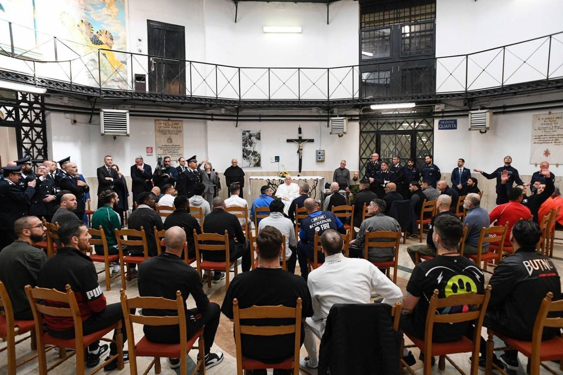 El papa Francisco ha decidido mantener su tradicional visita a una cárcel en la tarde de Jueves Santo y hoy pasó brevemente por la de 