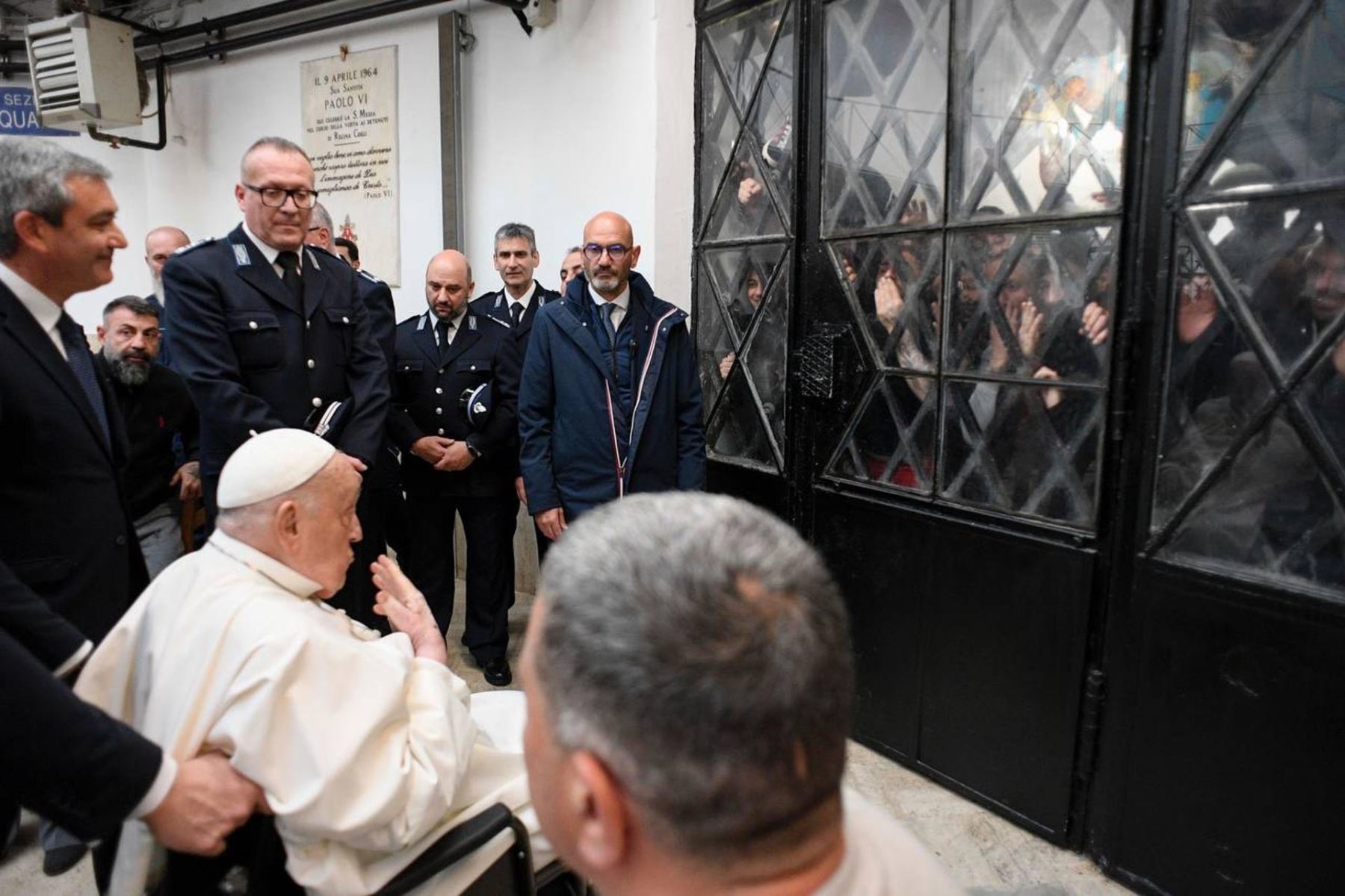 El papa Francisco (c) ha decidido mantener su tradicional visita a una cárcel en la tarde de Jueves Santo y hoy pasó brevemente por la de 