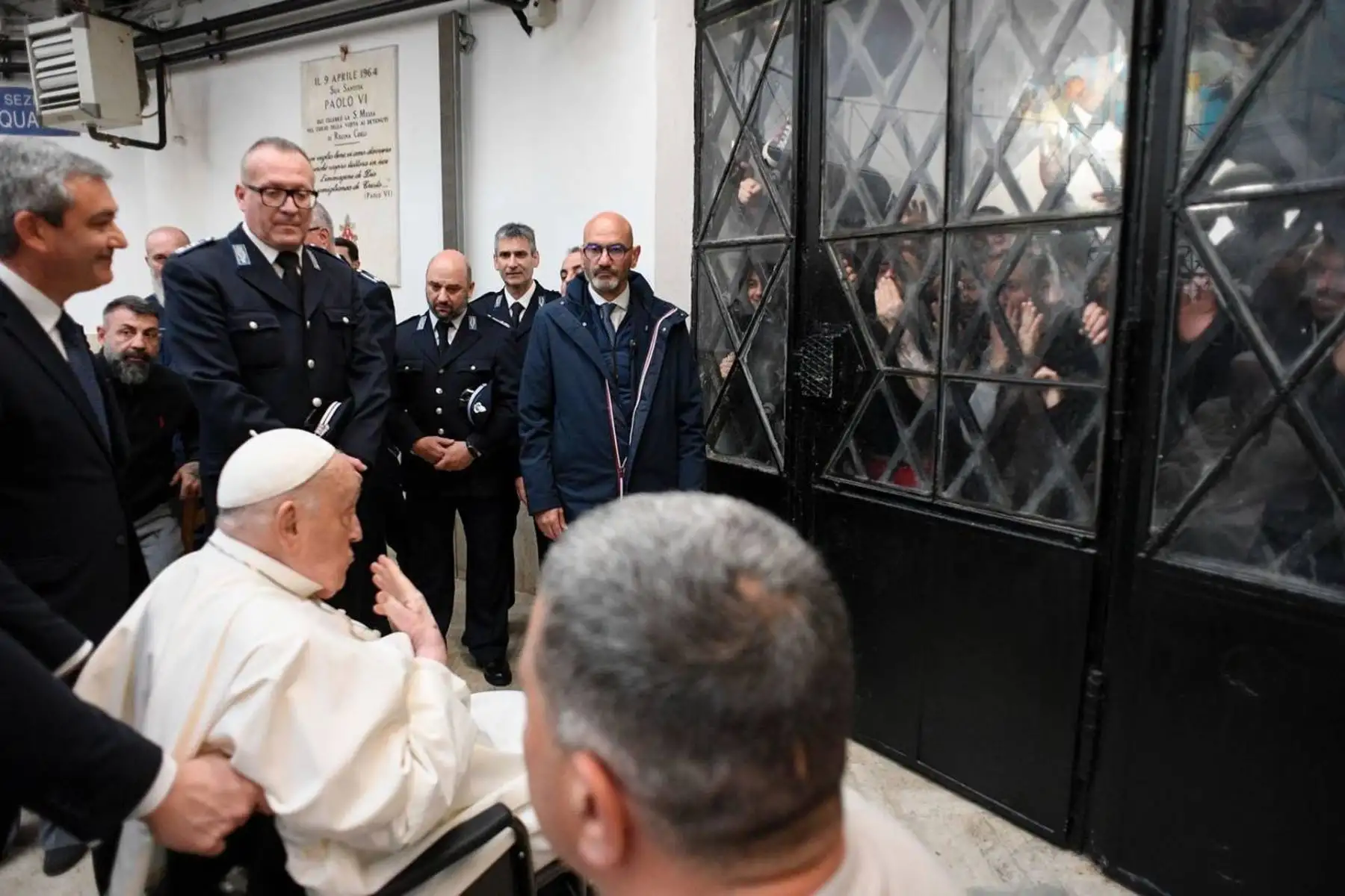 El papa Francisco (c) ha decidido mantener su tradicional visita a una cárcel en la tarde de Jueves Santo y hoy pasó brevemente por la de 
