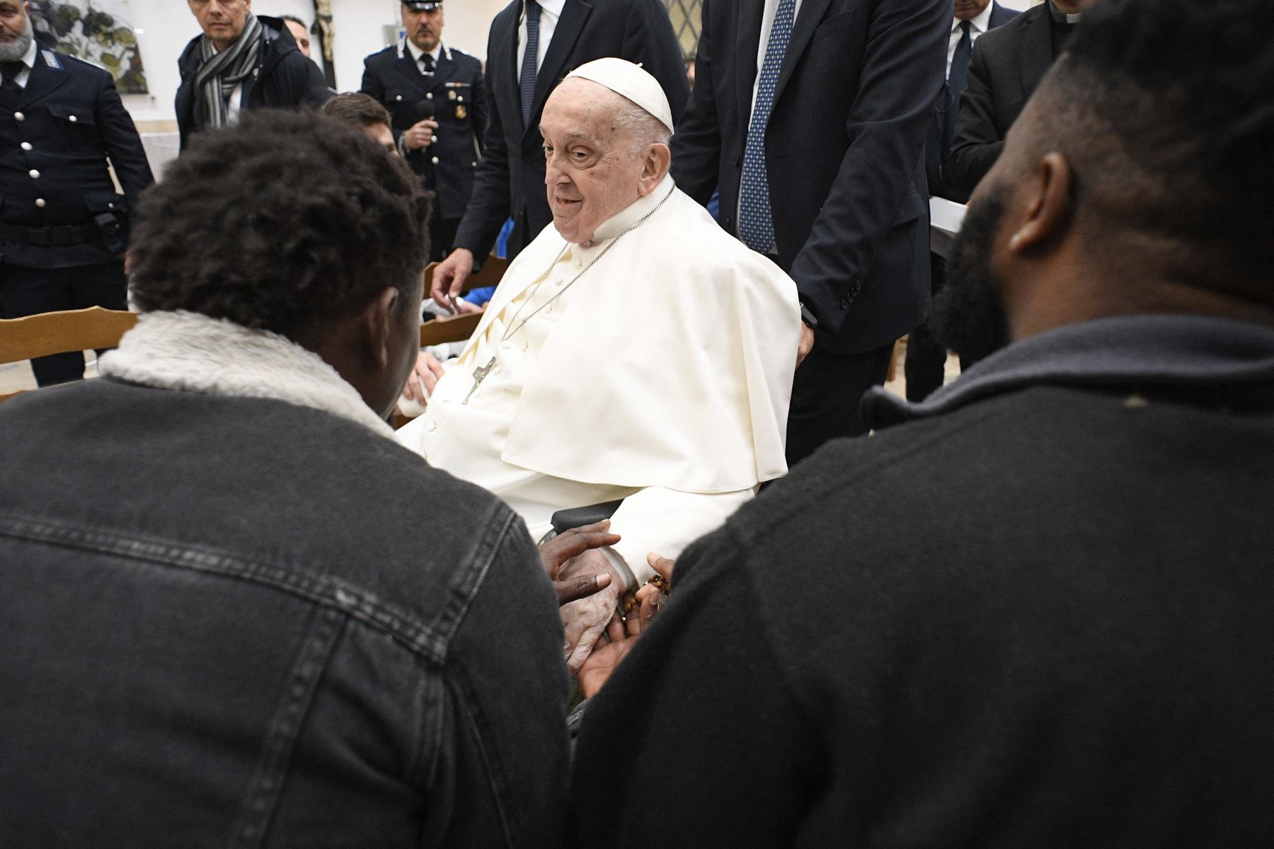 Papa Francisco durante una visita privada a la prisión "Regina Coeli", donde se reunió con alrededor de 70 reclusos como parte de las celebraciones del Jueves Santo en Roma. Foto: AFP/Vatican Media