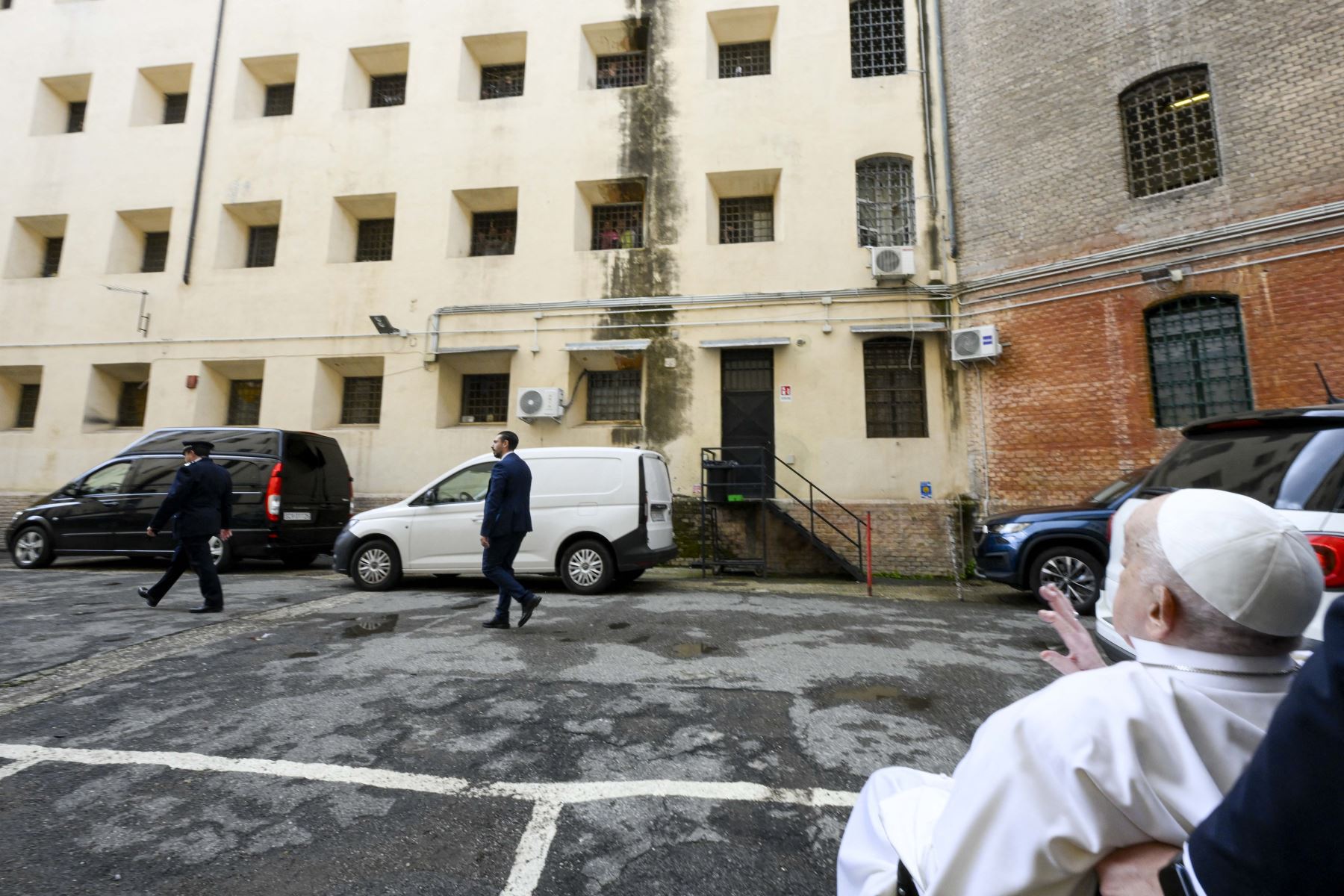 Papa Francisco durante una visita privada a la prisión "Regina Coeli", donde se reunió con alrededor de 70 reclusos como parte de las celebraciones del Jueves Santo en Roma. Foto: AFP/Vatican Media
