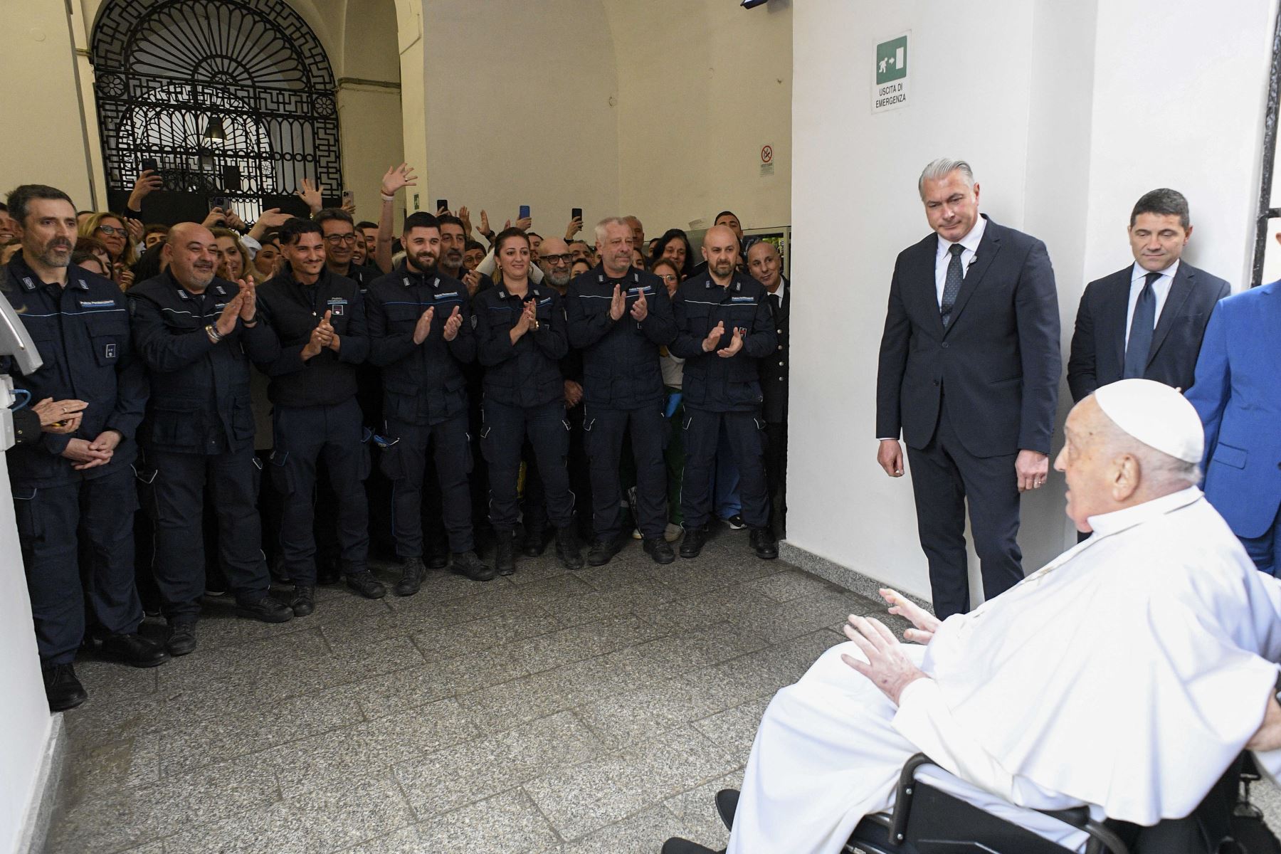 Papa Francisco durante una visita privada a la prisión "Regina Coeli", donde se reunió con alrededor de 70 reclusos como parte de las celebraciones del Jueves Santo en Roma. Foto: AFP/Vatican Media