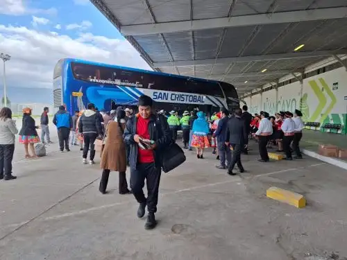 Al ritmo del huaylarsh fueron recibidos los turistas que llegaron esta mañana a la ciudad de Huancayo para disfrutar del feriado largo por Semana Santa. Foto: Pedro Tinoco.
