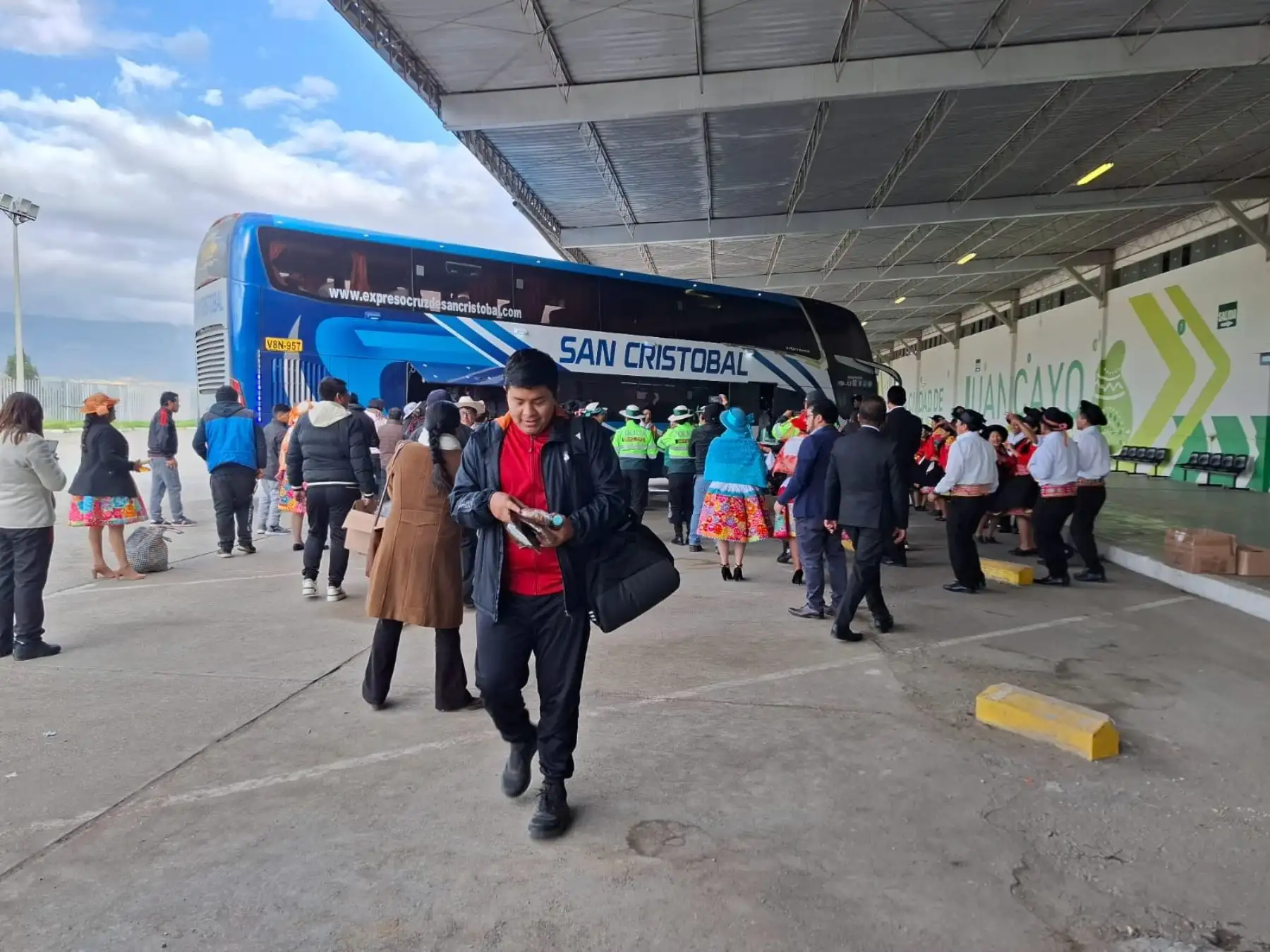 Al ritmo del huaylarsh fueron recibidos los turistas que llegaron esta mañana a la ciudad de Huancayo para disfrutar del feriado largo por Semana Santa. Foto: Pedro Tinoco.