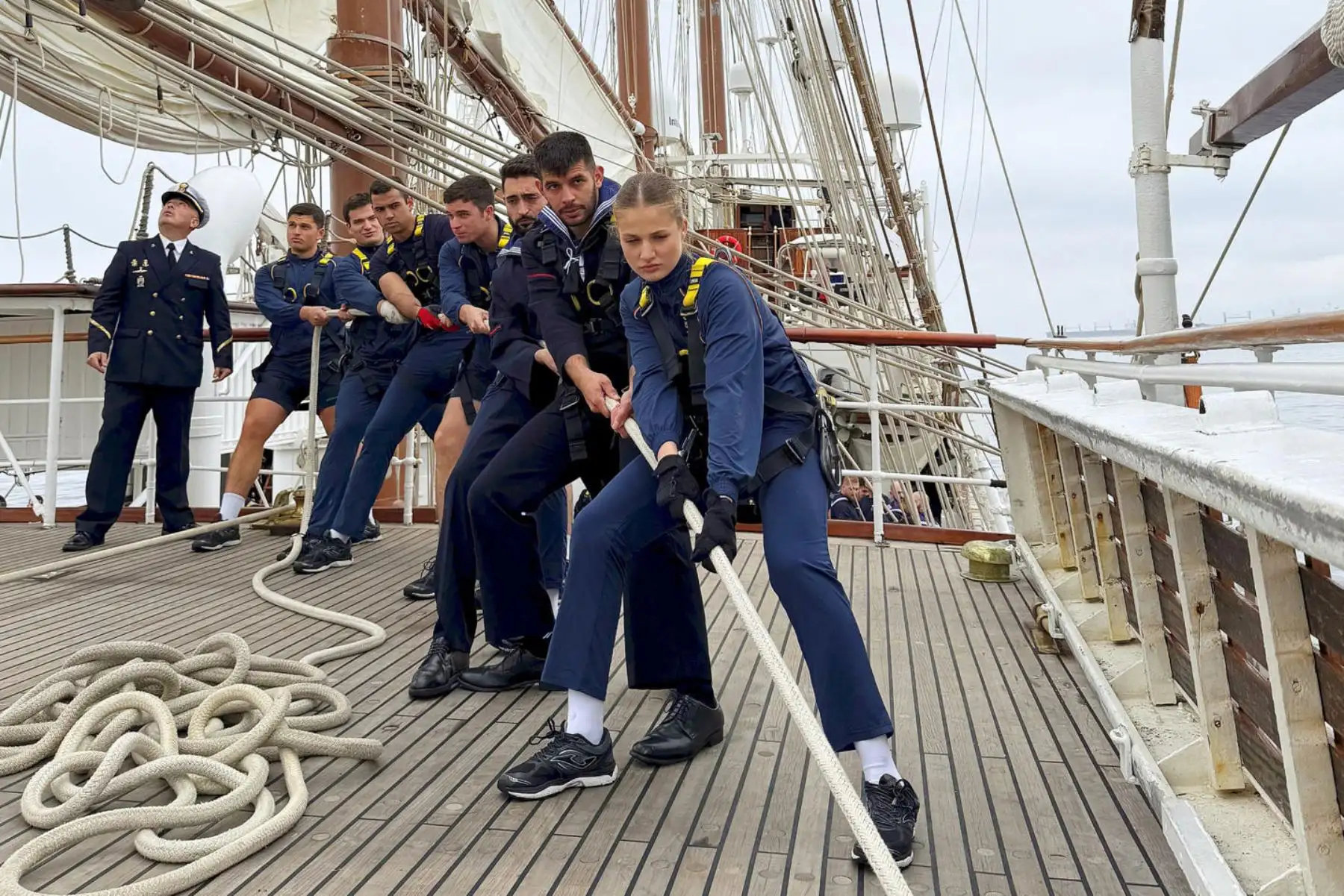 La princesa Leonor, a bordo del Juan Sebastián Elcano, coincidiendo con el ecuador de su recorrido. EFE/Casa de SM el Rey