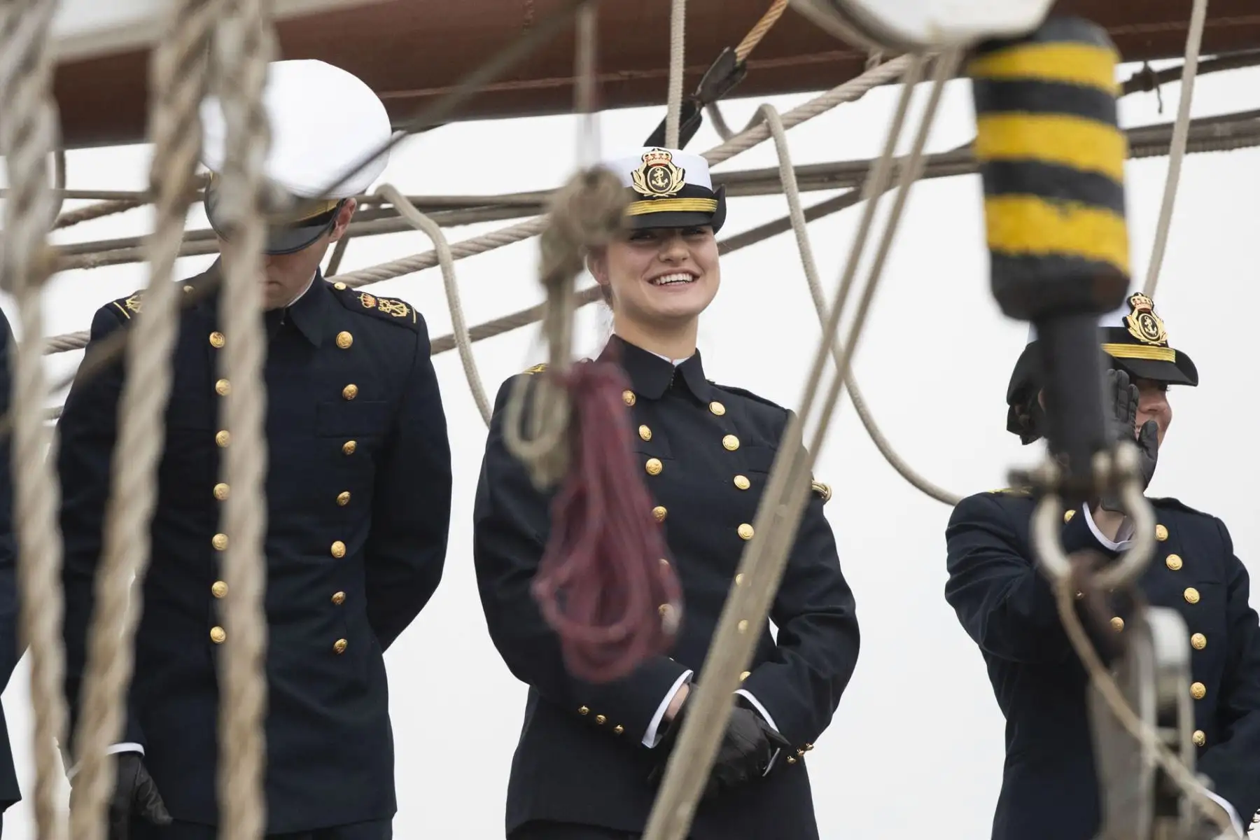 La princesa Leonor de Borbón  y demás tripulantes del buque escuela español Juan Sebastián de Elcano saludan al zarpar este martes, en el Molo de Abrigo, del puerto de Valparaíso (Chile). EFE