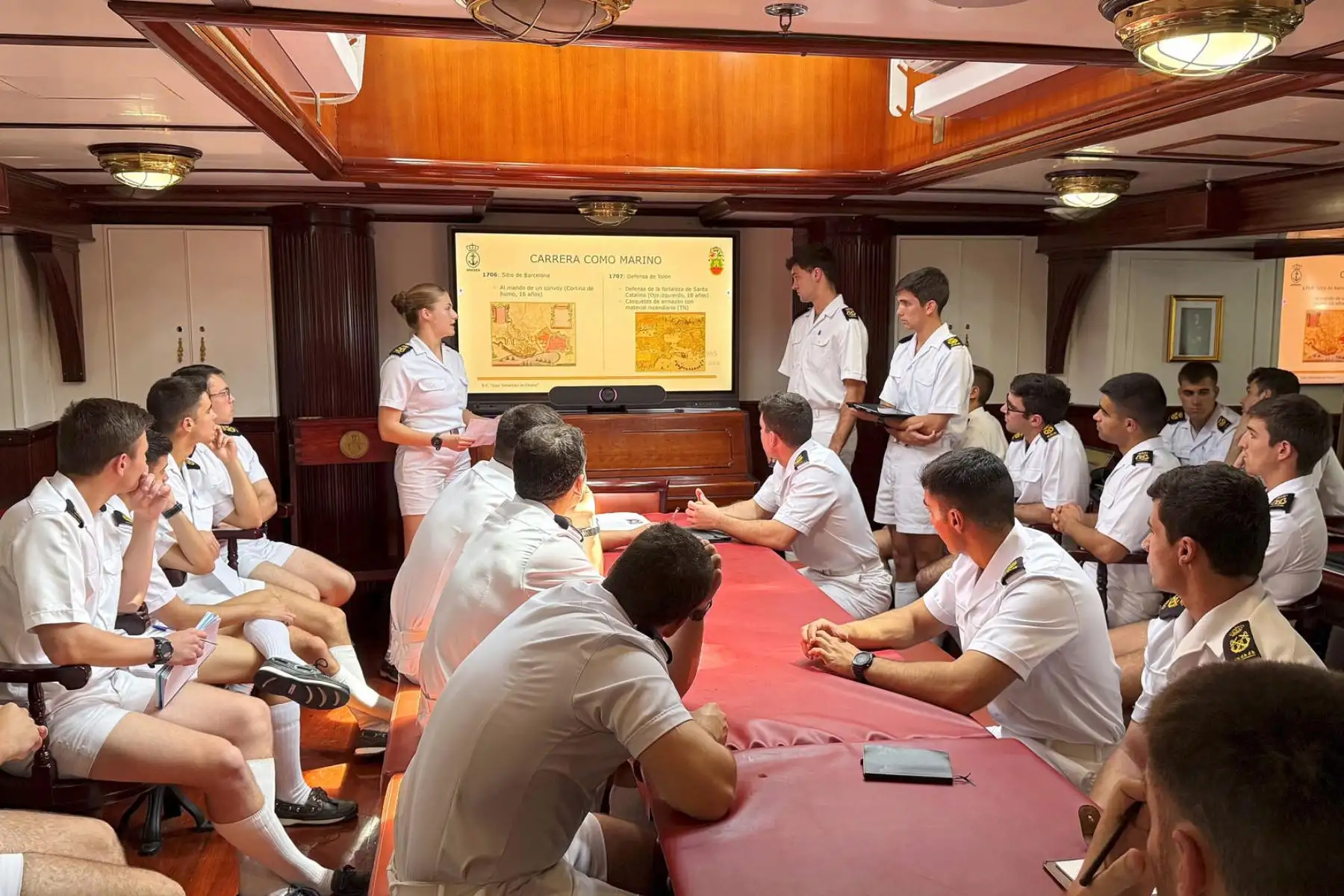 La princesa Leonor, a bordo del Juan Sebastián Elcano, coincidiendo con el ecuador de su recorrido. EFE/Casa de SM el Rey