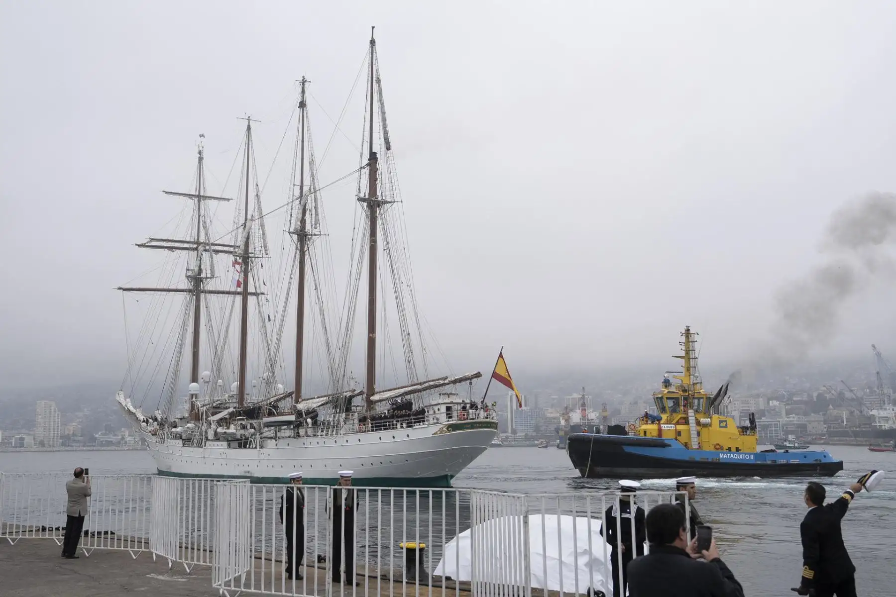 El buque escuela de la Armada española Juan Sebastián Elcano zarpa este martes, en el puerto de Valparaíso (Chile). El buque escuela, en el que se forma la princesa de Asturias, Leonor de Borbón, heredera de la corona española, zarpó rumbo al puerto peruano de El Callao, su segunda escala en el Pacífico. EFE
