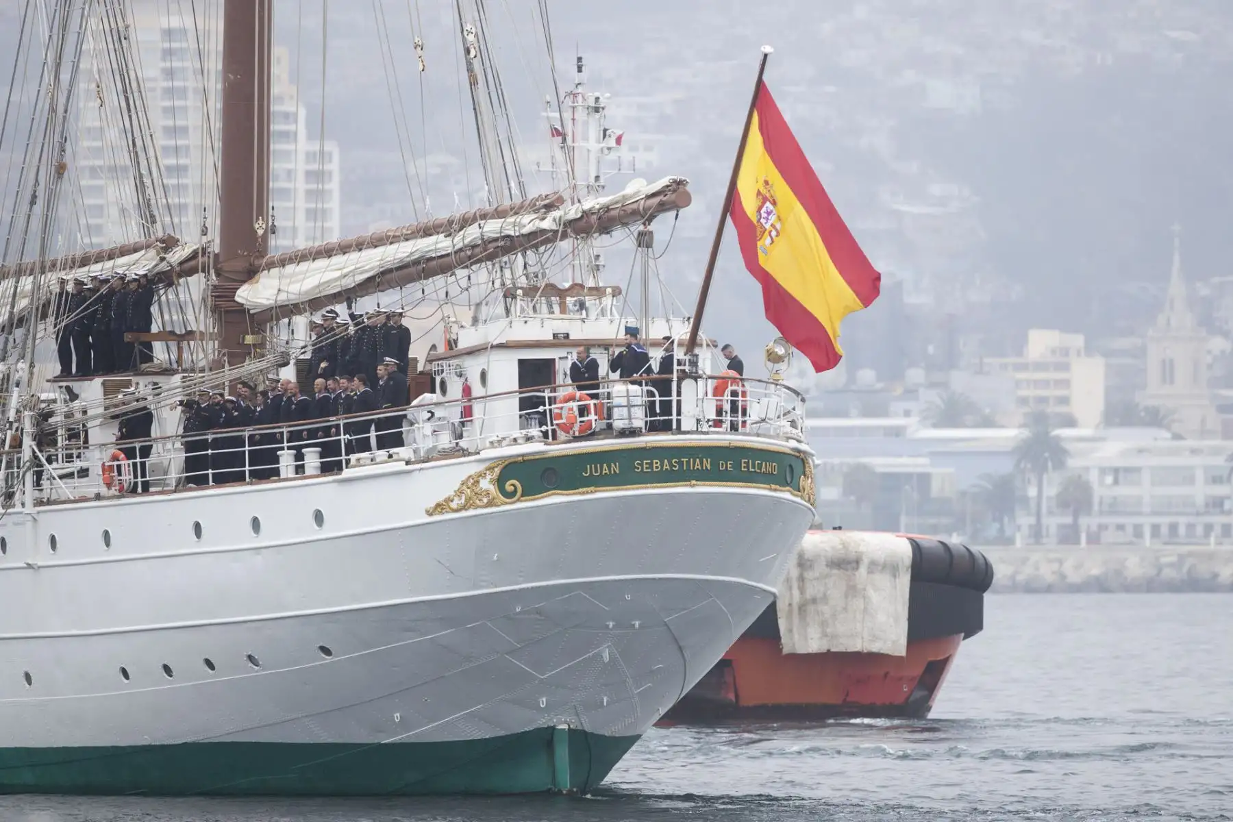 Tripulantes del buque escuela de la Armada española Juan Sebastián Elcano saludan tras zarpar este martes, en el puerto de Valparaíso (Chile). El buque escuela, en el que se forma la princesa de Asturias, Leonor de Borbón, heredera de la corona española, zarpó rumbo al puerto peruano de El Callao, su segunda escala en el Pacífico. EFE